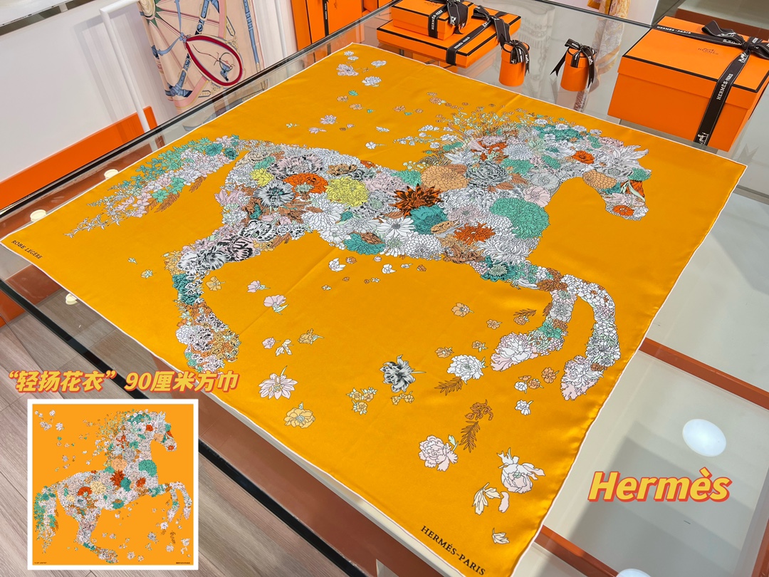 “轻扬花衣”hermes ~90厘米方巾

手工卷边斜纹真丝方巾（100%桑蚕丝）。

爱马仕丝巾是创意