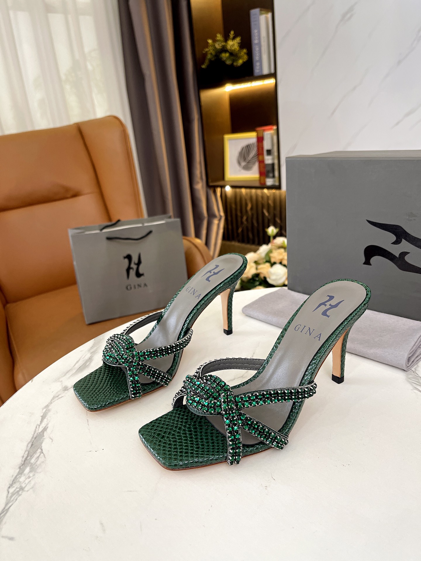 NO:246836,: Brand GINA is a brand new revamp, with upgraded packaging and pattern workmanship materials. The highest version of the market is purely hand-made diamonds, the most classic, real hand-made diamonds. Even the number of needle and thread traces is the same as the original version, master-level purely hand-made!  Comfortable and tiring feet. High-end customization, exclusive products, the industry's highest version. Imported rhinestone strips   full leather edge strips. ~~ When packaging, please pay attention to packaging. Top-grade exclusive box. Original quality development ━━━━━━━━━━━━━━━━━━━━━━━━━━━━━━━━━━━━━━━━━━━━━━━━━━━━━━━━━━━━━━━�19860909: 品 牌GINA吉娜 全新改版,包装、版型做工材料升级. 市场最高版本纯手工钻拖 经典之最,真正的手工钻石 连针线走线数量都和原版一样, 大师级纯手工打造 ！上脚舒适不累脚 高端定制,独家产品,行业最高版本 鞋面进口水钻带条 全真皮沿条大底 ～～ 包装注意包装顶级专属盒 原版品质开发 ━━━━GINA━━━━━ size 35-40（41.42定做不退换） height 6.5cm,拖鞋,slippers,Women's Shoes