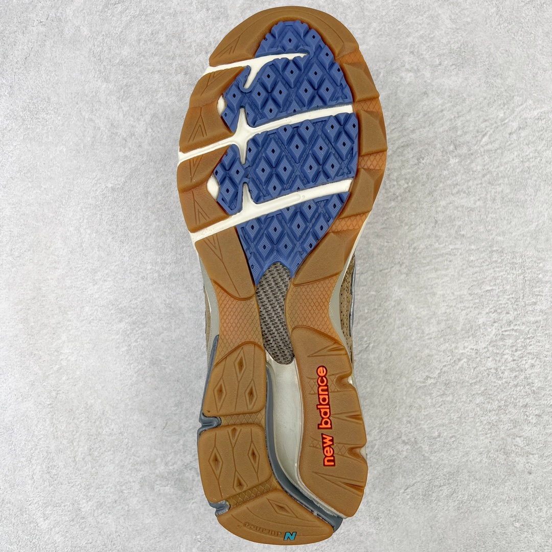 图片[9]-＃K版纯原福利 Bodega x New Balance M990BD3 新百伦NB990V3 联名灰咖 第三代总统复古慢跑鞋 正确3M反光细节 原楦原纸版开发 正确6层组合底模精密开发 搭载全新碳素中底 后跟透明TPU水晶装饰条稳固 沿用了引以为傲的跑鞋手工技艺 采用猪皮绒面并包裹局部透气网面的鞋身设计 菱网鞋舌上刻有New Balance USA 鞋面依旧身着经典的大热之灰 彰显了其高端的品质身份 尺码：36 37 37.5 38 38.5 39 40 40.5 41.5 42 42.5 43 44 45-选品中心