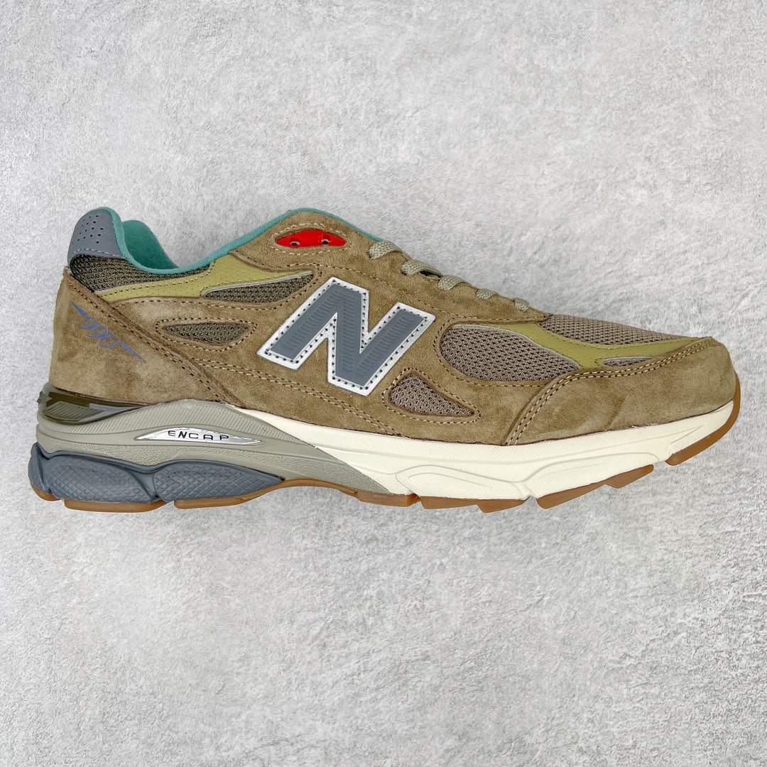 ＃K版纯原福利 Bodega x New Balance M990BD3 新百伦NB990V3 联名灰咖 第三代总统复古慢跑鞋 正确3M反光细节 原楦原纸版开发 正确6层组合底模精密开发 搭载全新碳素中底 后跟透明TPU水晶装饰条稳固 沿用了引以为傲的跑鞋手工技艺 采用猪皮绒面并包裹局部透气网面的鞋身设计 菱网鞋舌上刻有New Balance USA 鞋面依旧身着经典的大热之灰 彰显了其高端的品质身份 尺码：36 37 37.5 38 38.5 39 40 40.5 41.5 42 42.5 43 44 45-选品中心
