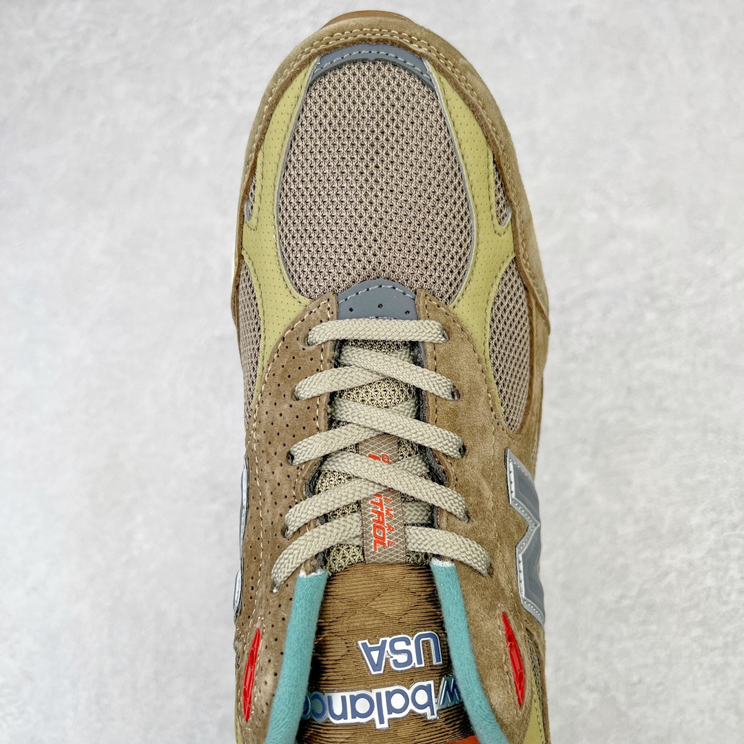 图片[4]-＃K版纯原福利 Bodega x New Balance M990BD3 新百伦NB990V3 联名灰咖 第三代总统复古慢跑鞋 正确3M反光细节 原楦原纸版开发 正确6层组合底模精密开发 搭载全新碳素中底 后跟透明TPU水晶装饰条稳固 沿用了引以为傲的跑鞋手工技艺 采用猪皮绒面并包裹局部透气网面的鞋身设计 菱网鞋舌上刻有New Balance USA 鞋面依旧身着经典的大热之灰 彰显了其高端的品质身份 尺码：36 37 37.5 38 38.5 39 40 40.5 41.5 42 42.5 43 44 45-选品中心