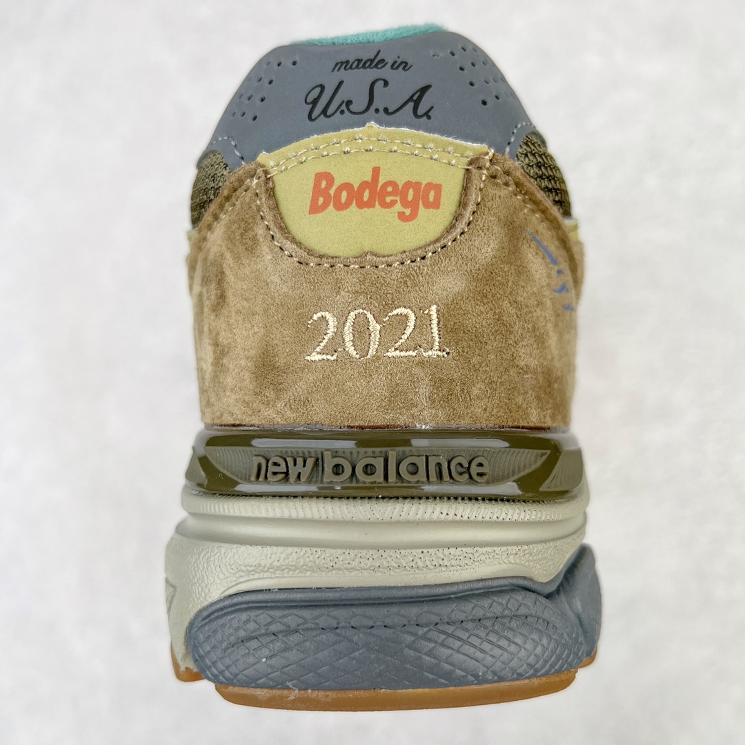 图片[8]-＃K版纯原福利 Bodega x New Balance M990BD3 新百伦NB990V3 联名灰咖 第三代总统复古慢跑鞋 正确3M反光细节 原楦原纸版开发 正确6层组合底模精密开发 搭载全新碳素中底 后跟透明TPU水晶装饰条稳固 沿用了引以为傲的跑鞋手工技艺 采用猪皮绒面并包裹局部透气网面的鞋身设计 菱网鞋舌上刻有New Balance USA 鞋面依旧身着经典的大热之灰 彰显了其高端的品质身份 尺码：36 37 37.5 38 38.5 39 40 40.5 41.5 42 42.5 43 44 45-选品中心