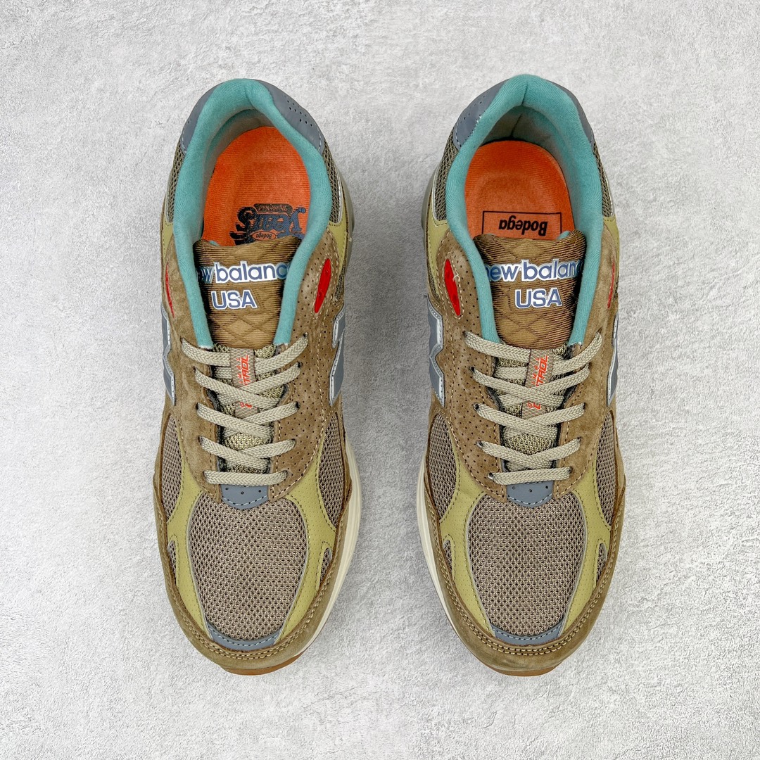 图片[2]-＃K版纯原福利 Bodega x New Balance M990BD3 新百伦NB990V3 联名灰咖 第三代总统复古慢跑鞋 正确3M反光细节 原楦原纸版开发 正确6层组合底模精密开发 搭载全新碳素中底 后跟透明TPU水晶装饰条稳固 沿用了引以为傲的跑鞋手工技艺 采用猪皮绒面并包裹局部透气网面的鞋身设计 菱网鞋舌上刻有New Balance USA 鞋面依旧身着经典的大热之灰 彰显了其高端的品质身份 尺码：36 37 37.5 38 38.5 39 40 40.5 41.5 42 42.5 43 44 45-选品中心