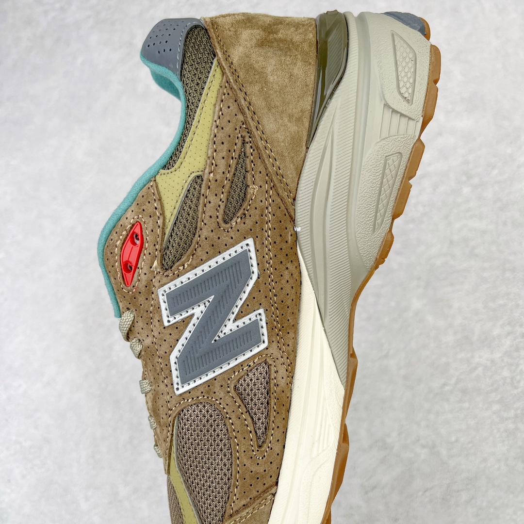 图片[7]-＃K版纯原福利 Bodega x New Balance M990BD3 新百伦NB990V3 联名灰咖 第三代总统复古慢跑鞋 正确3M反光细节 原楦原纸版开发 正确6层组合底模精密开发 搭载全新碳素中底 后跟透明TPU水晶装饰条稳固 沿用了引以为傲的跑鞋手工技艺 采用猪皮绒面并包裹局部透气网面的鞋身设计 菱网鞋舌上刻有New Balance USA 鞋面依旧身着经典的大热之灰 彰显了其高端的品质身份 尺码：36 37 37.5 38 38.5 39 40 40.5 41.5 42 42.5 43 44 45-选品中心