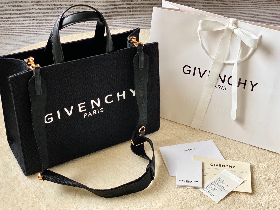 lwdyqy   顶级原单Givenchy纪梵希最新款tote bag      全钢五金 包身防水帆布 实用又百搭 超大容量 并且简约大方的包型设计 看起来简约又不失时尚感～size：37*13*26