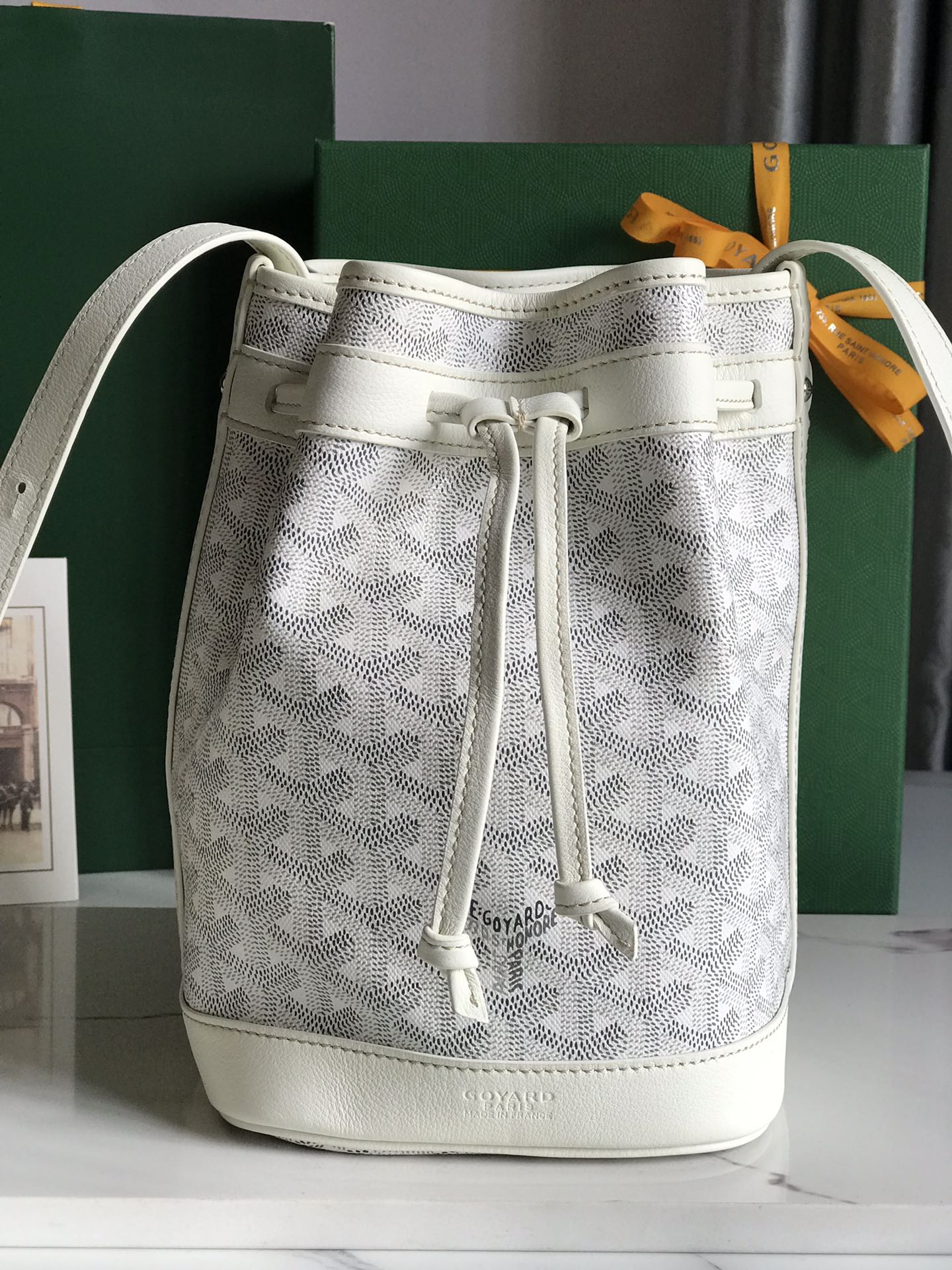 NO:556464,, Exclusive background Goyard Petit Flot bucket bag, fortune bucket, Max capacity. The fabric is made of custom-made double-layer thickened rain dew linen with flax, hemp fiber and cotton as the main components. Customized leather pattern. One shoulder strap can be adjusted to multiple lengths. For one-shoulder cross-body carry, please see the picture for other details. size 14*16*22cm 020196, Goya19860909,独家背景 Goyard Petit Flot水桶包,发财桶,容量Max 面料采用以亚麻,大麻纤维和棉为主要成分的定制双层加厚雨露麻对版定制皮纹一条肩带可调节多种长度,单肩斜挎手拎都其他细节看图 size14*16*22cm 020196,戈雅,Bag