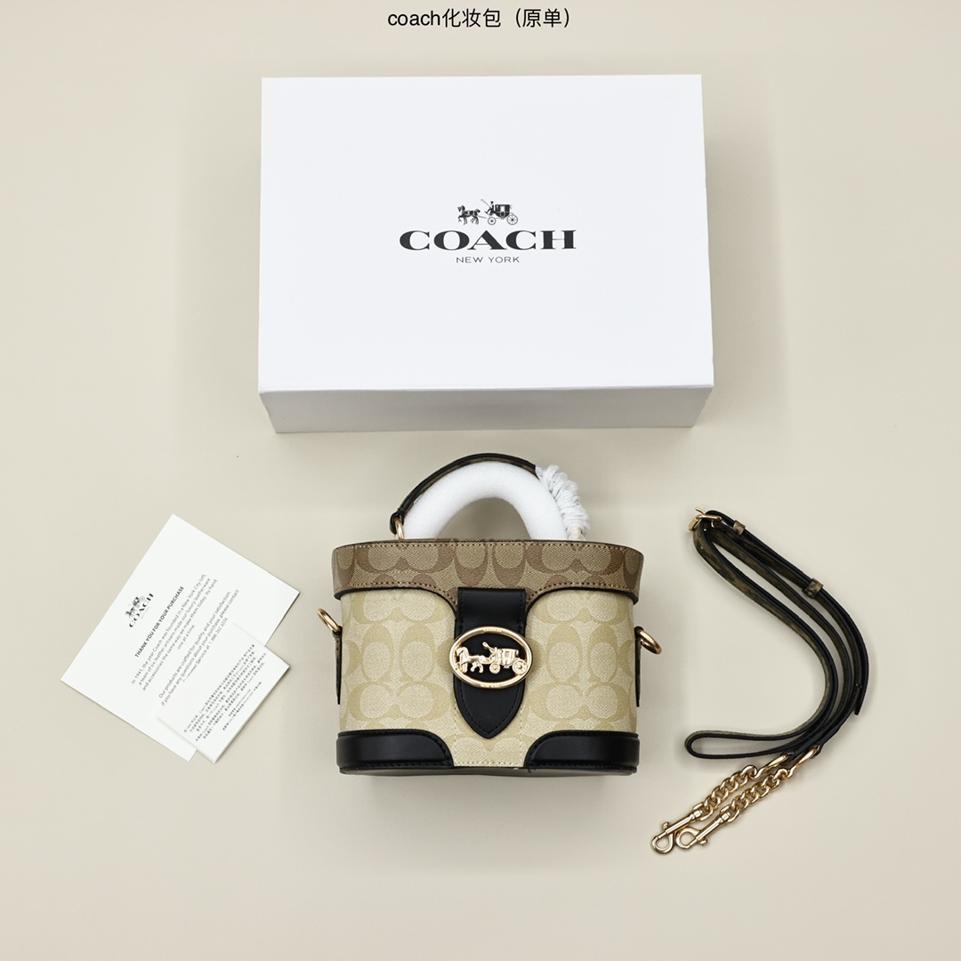 蔻驰化妆箱盒子包💰280 顶级原单 借鉴历史悠久的 Cannes 化妆箱造型,以此款半硬质手袋重现昔日经典的魅力,充满蔻家传统特色的外观设计,十分雅致,配有顶部手柄和可脱卸肩带,能装又百搭,无论是中性 青春 活泼的风格都能搭。 规格:20*13*10cm