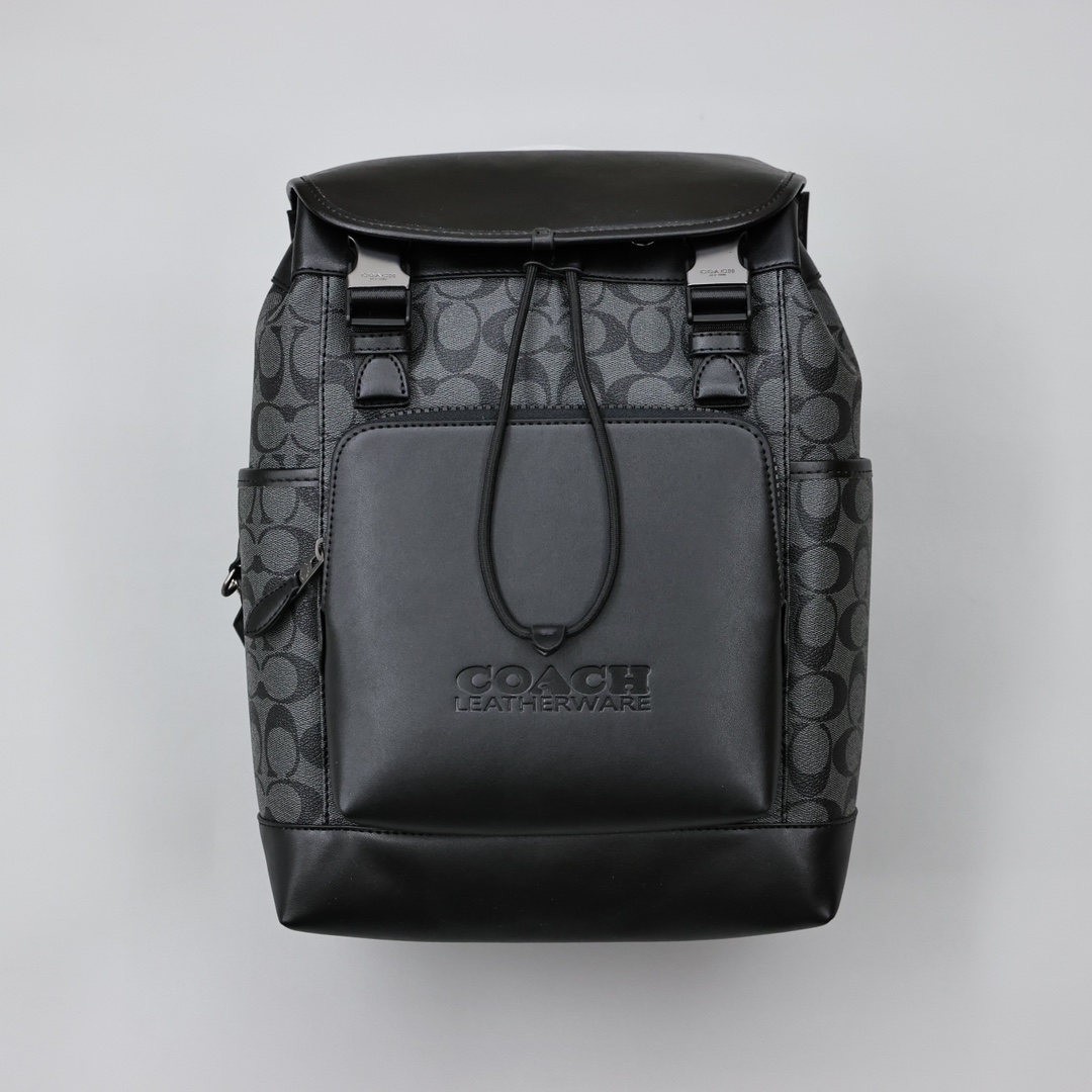 蔻驰男士双肩包💰300 拼接平滑小牛皮,顶部翻盖设计,金属扣开合,内部拉绳封口,安全性能超强,线条感流利,更加简约时尚,内置多功能口袋,满足通勤旅行办公等需求。 规格:40*27*13cm