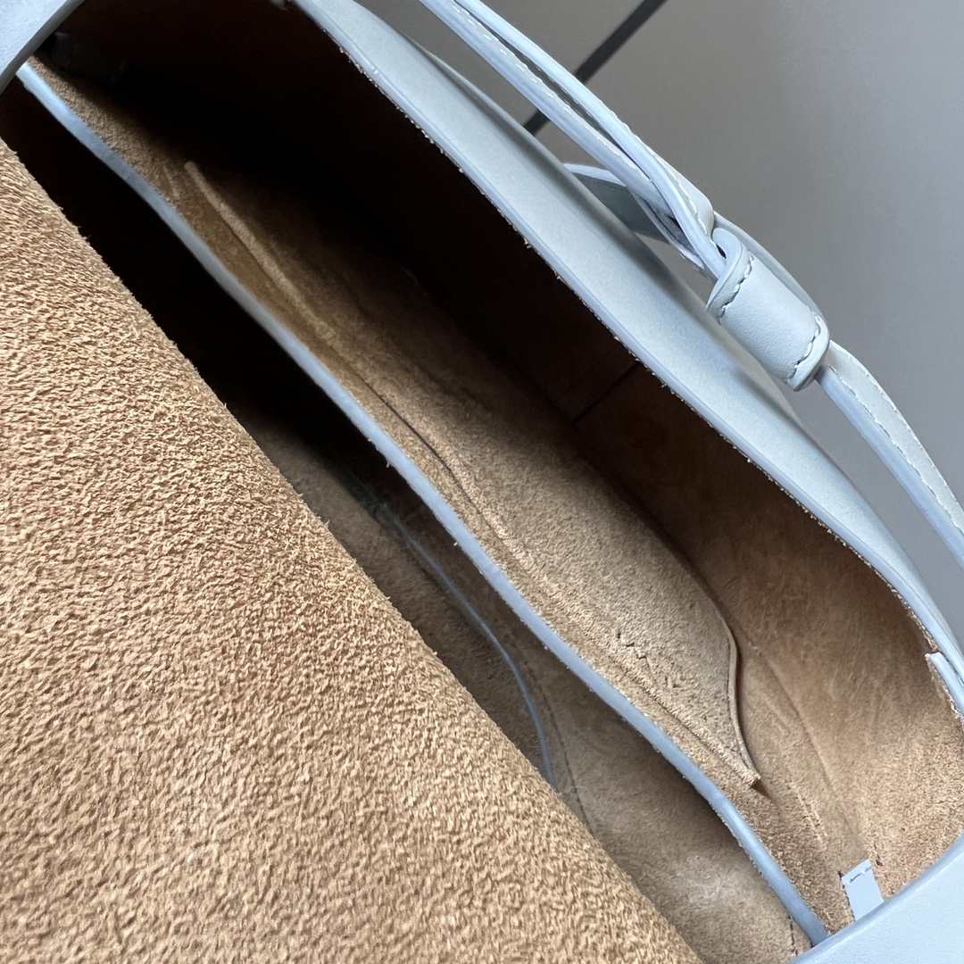 L⊚℮w℮🌟小号Gate 手袋🆕新色GateDual手袋采用柔软天然牛皮革精制而成，展现了Loewe独特