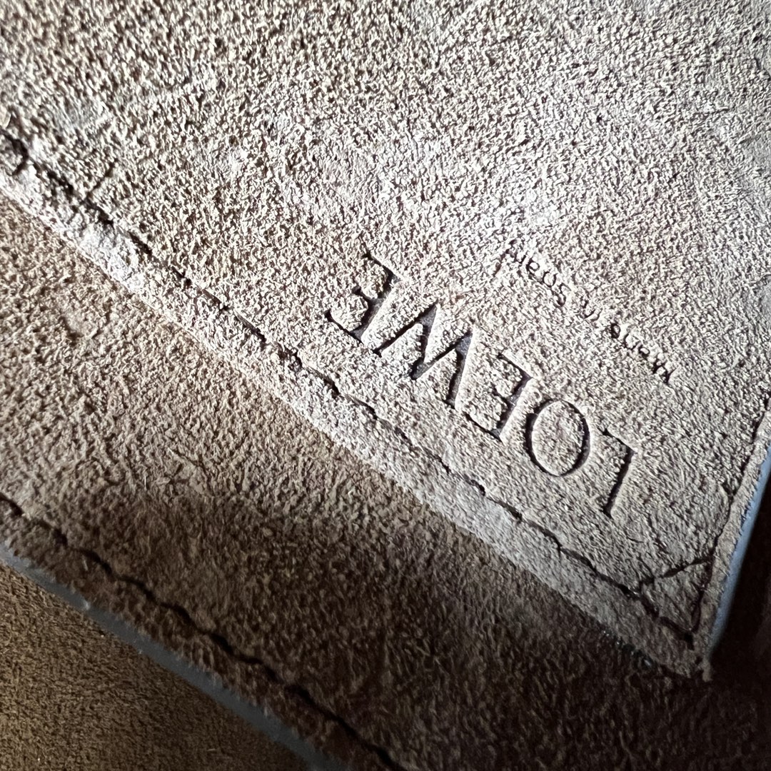 L⊚℮w℮🌟小号Gate 手袋🆕新色GateDual手袋采用柔软天然牛皮革精制而成，展现了Loewe独特