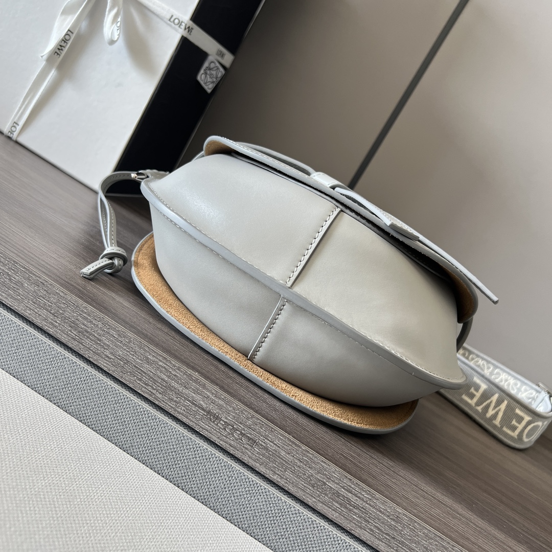 L⊚℮w℮🌟小号Gate 手袋🆕新色GateDual手袋采用柔软天然牛皮革精制而成，展现了Loewe独特