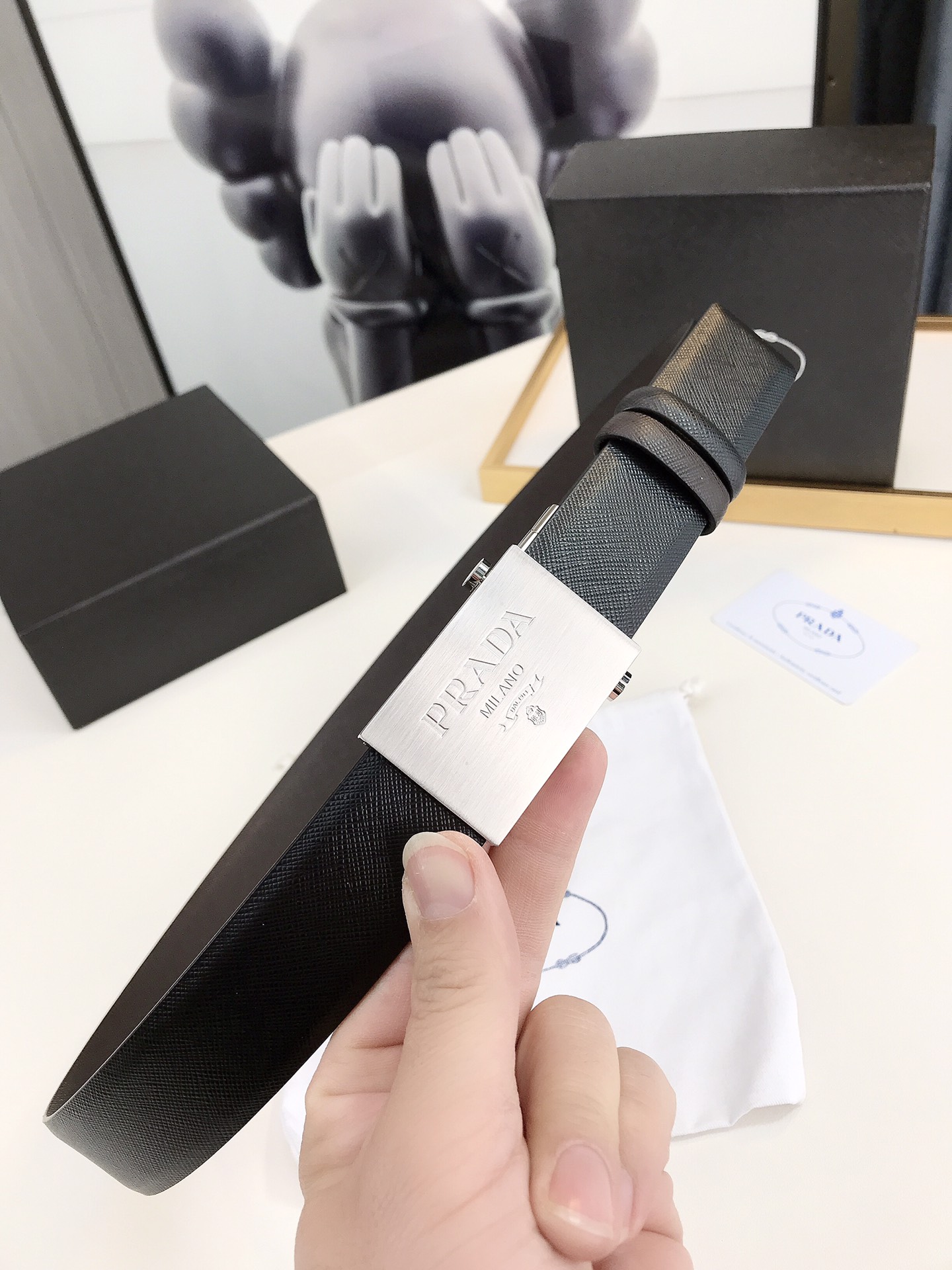 普拉达rada3.5厘米宽的双面穿皮带这款皮带的可拆卸板扣拥有黑色镀钯饰面其上刻有rada徽标正反面皆可