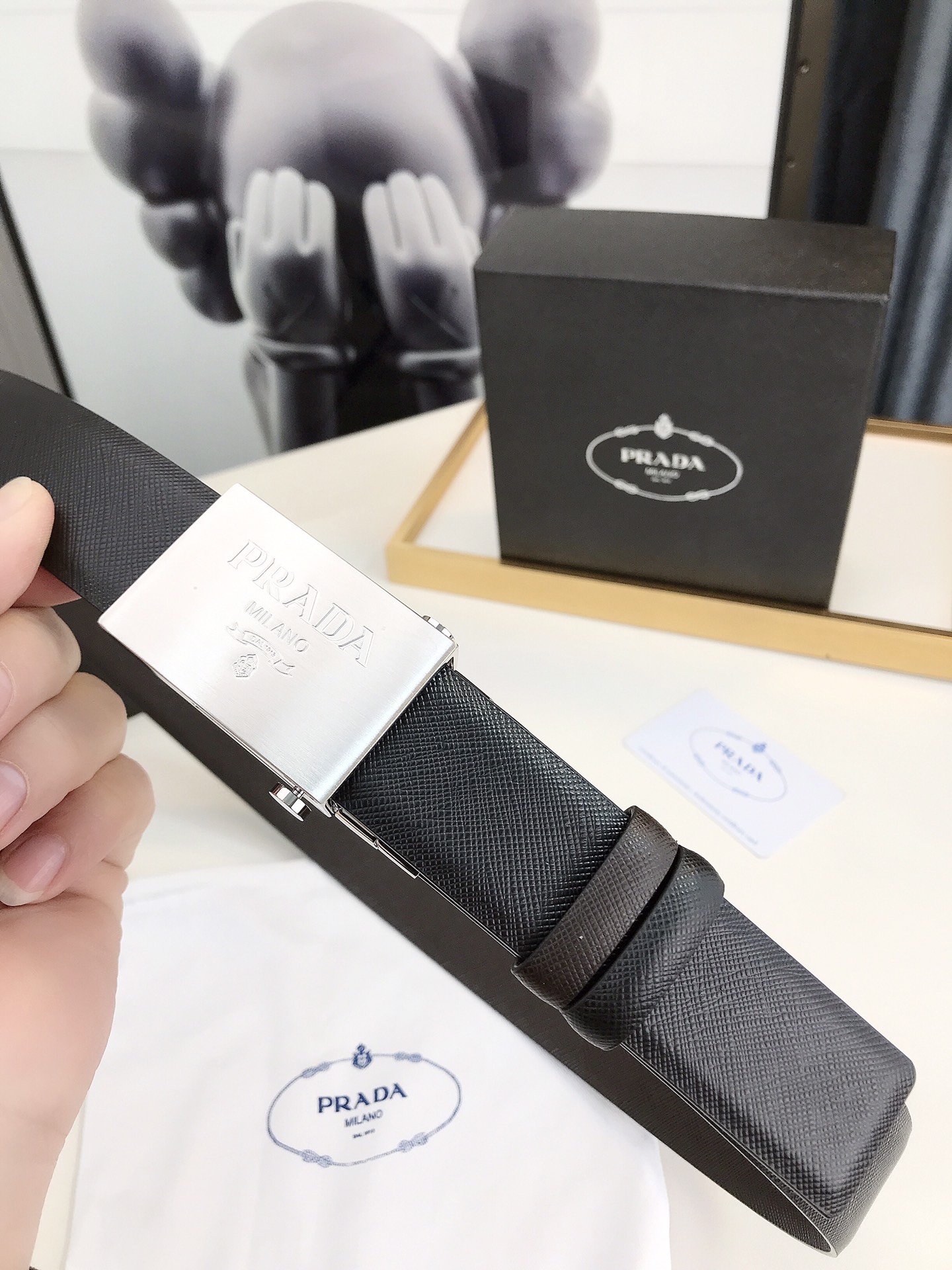 普拉达rada3.5厘米宽的双面穿皮带这款皮带的可拆卸板扣拥有黑色镀钯饰面其上刻有rada徽标正反面皆可