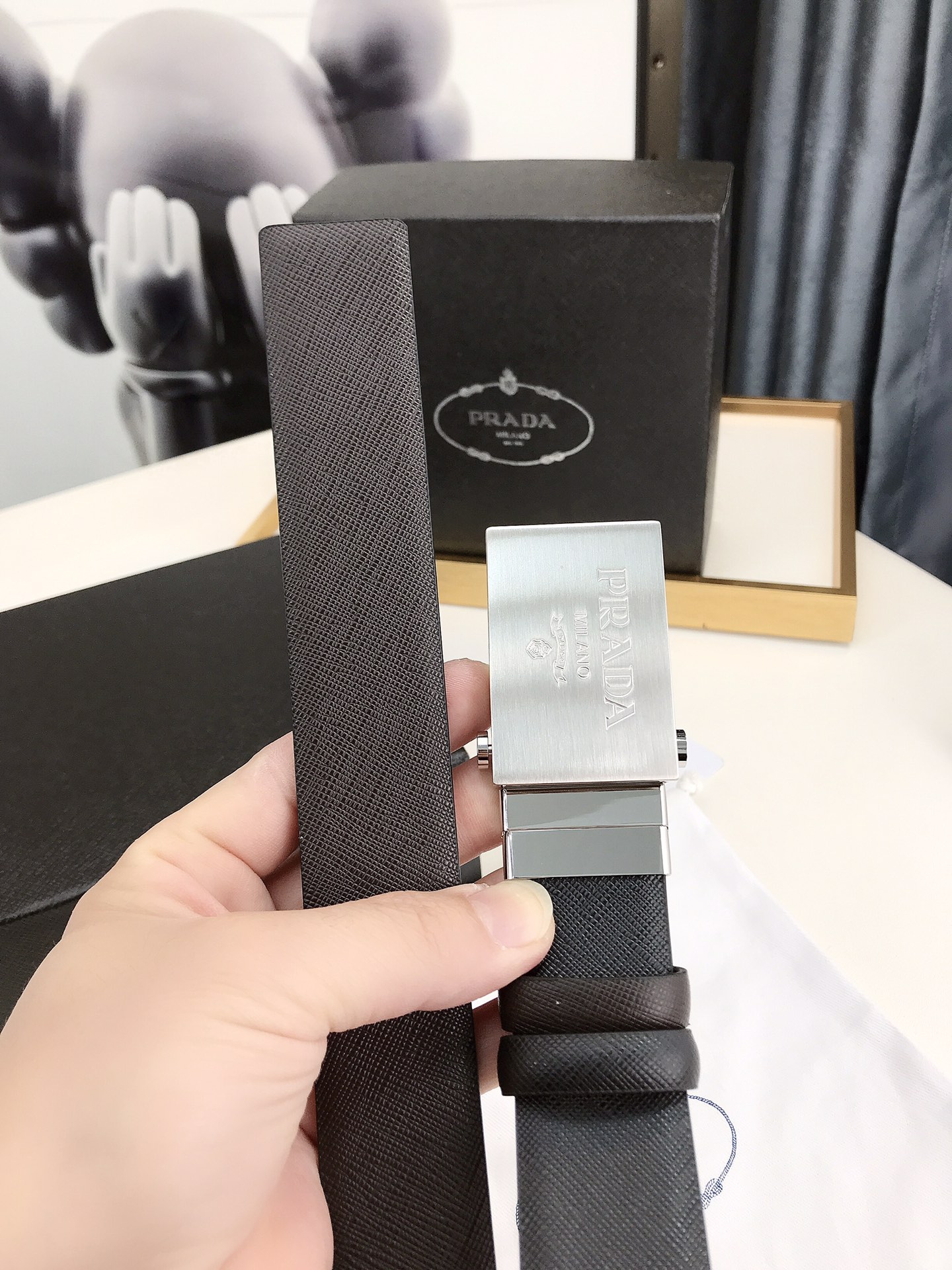 普拉达rada3.5厘米宽的双面穿皮带这款皮带的可拆卸板扣拥有黑色镀钯饰面其上刻有rada徽标正反面皆可