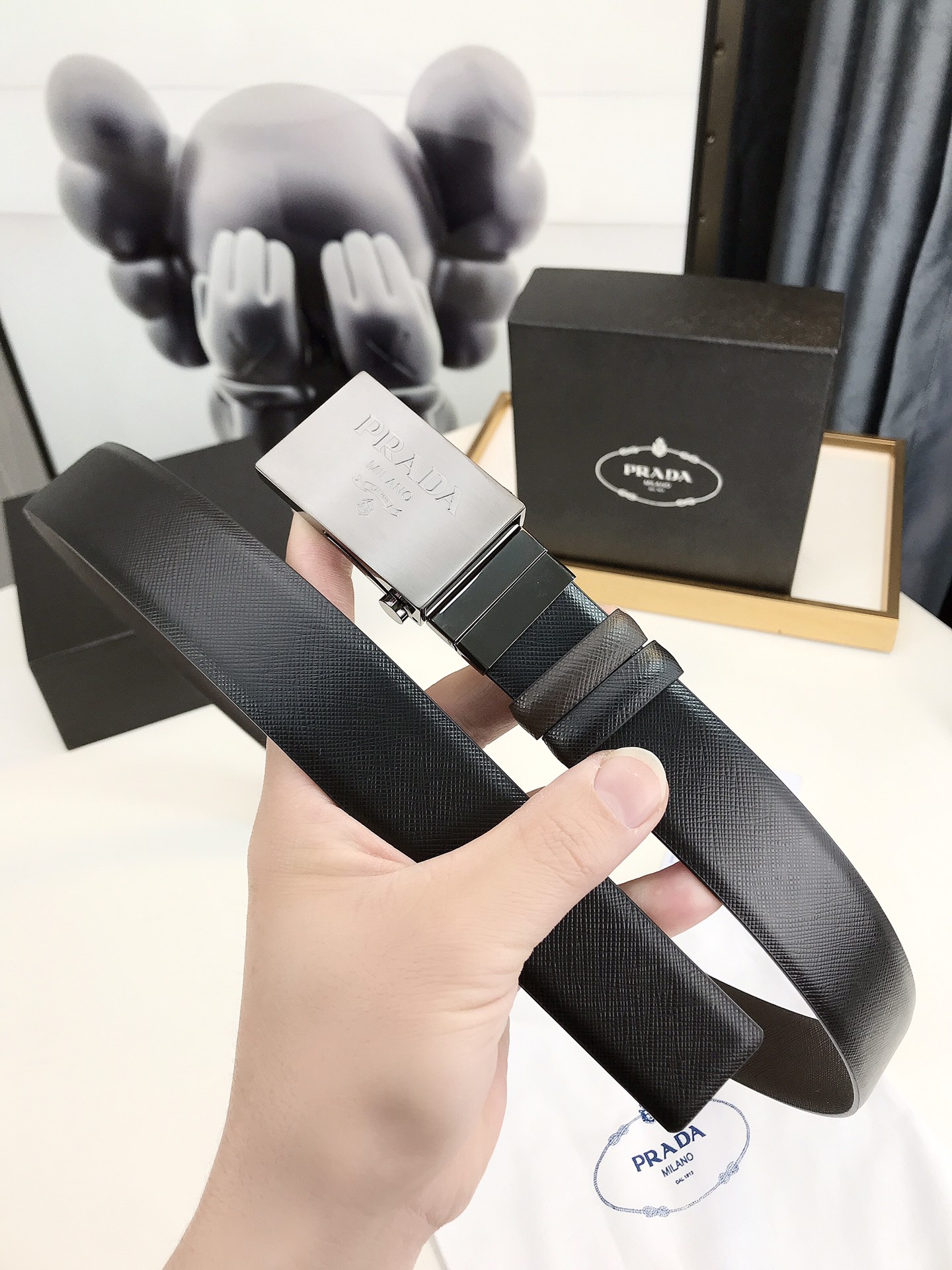 普拉达rada3.5厘米宽的双面穿皮带这款皮带的可拆卸板扣拥有黑色镀钯饰面其上刻有rada徽标正反面皆可