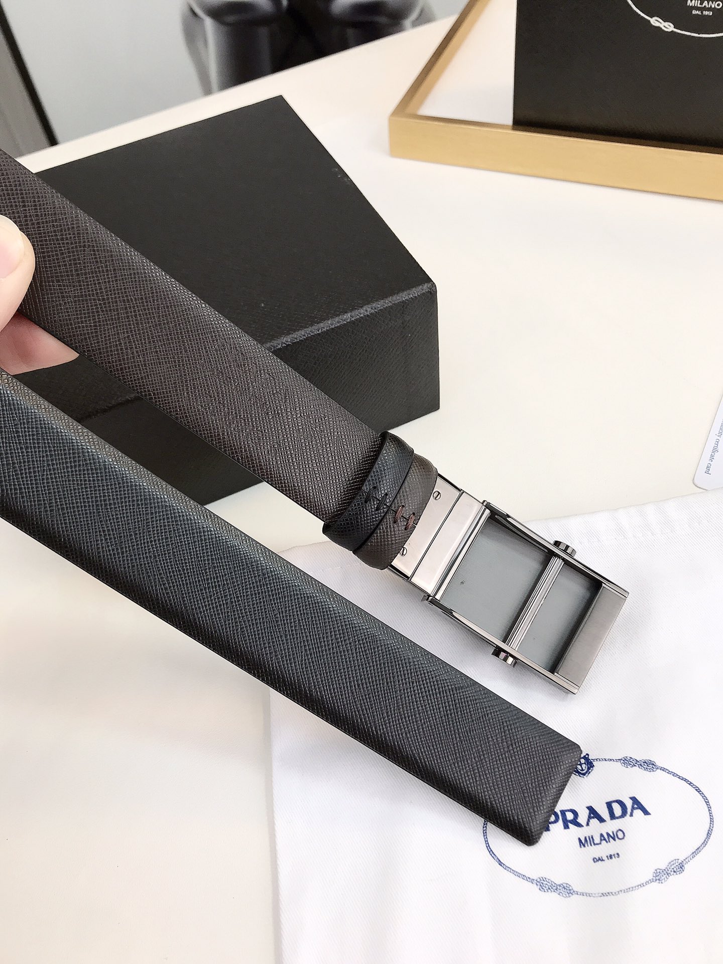 普拉达rada3.5厘米宽的双面穿皮带这款皮带的可拆卸板扣拥有黑色镀钯饰面其上刻有rada徽标正反面皆可