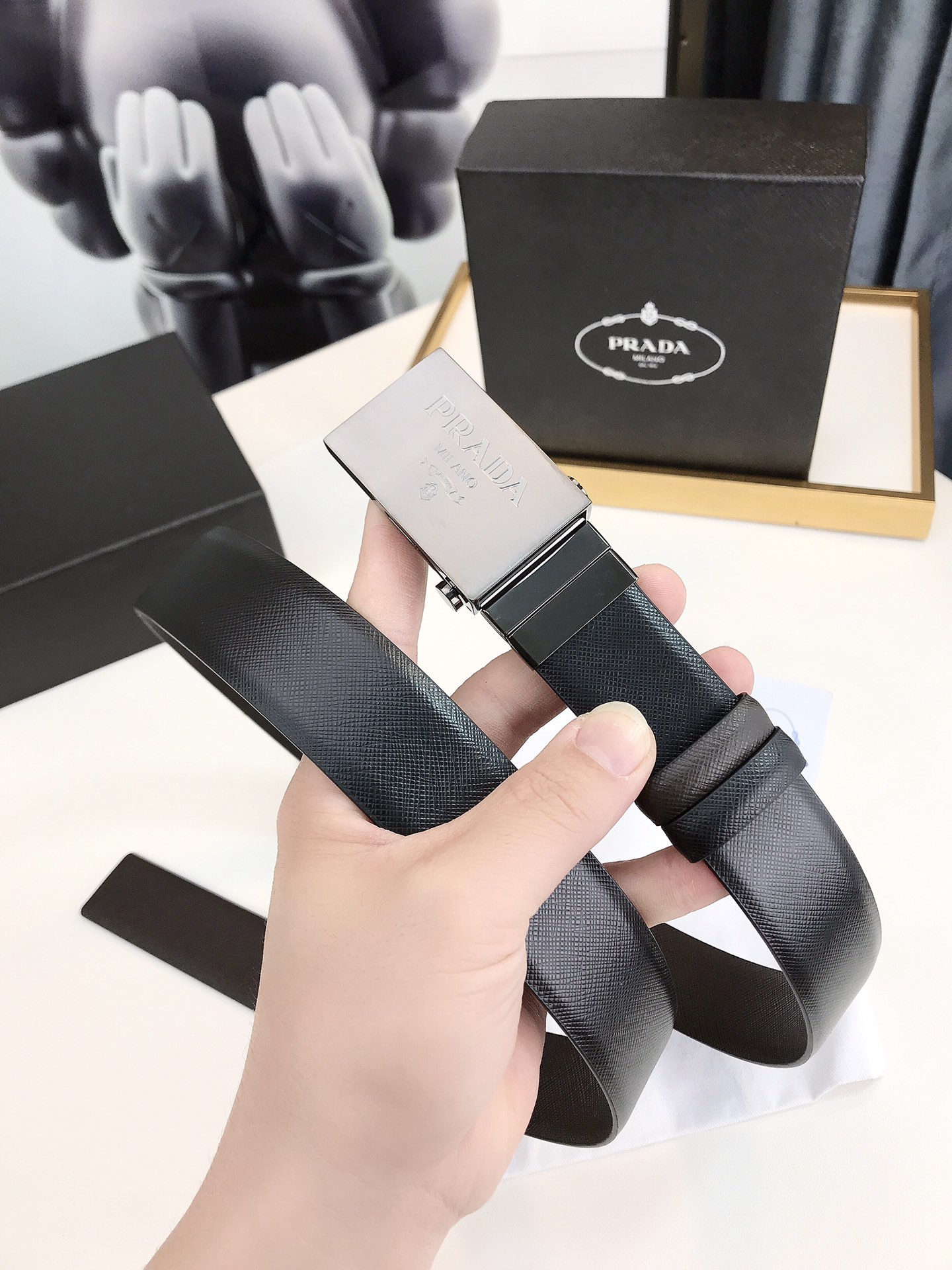 普拉达rada3.5厘米宽的双面穿皮带这款皮带的可拆卸板扣拥有黑色镀钯饰面其上刻有rada徽标正反面皆可