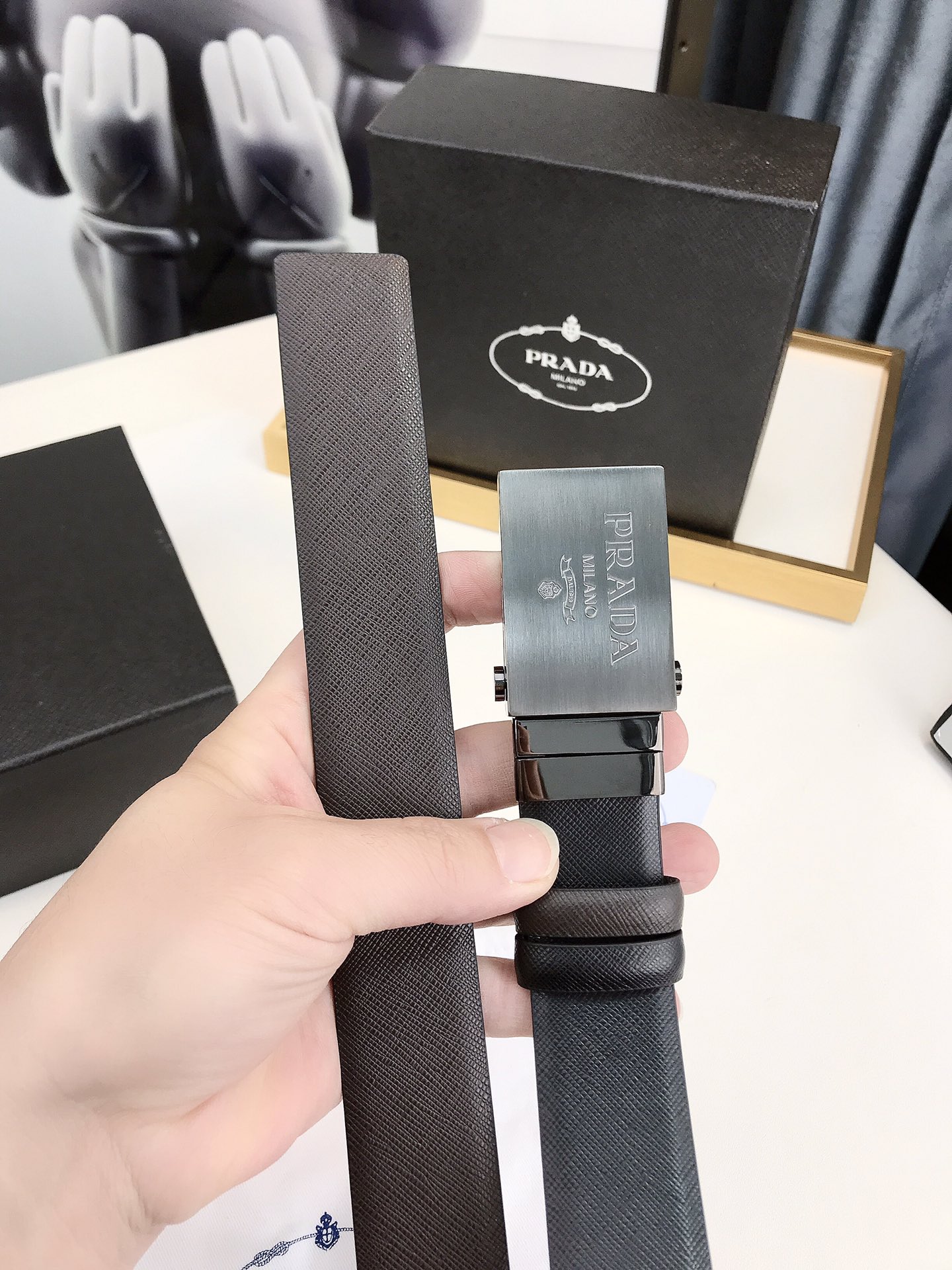 普拉达rada3.5厘米宽的双面穿皮带这款皮带的可拆卸板扣拥有黑色镀钯饰面其上刻有rada徽标正反面皆可