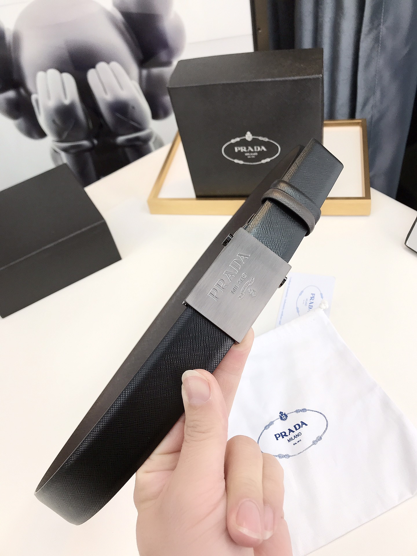 普拉达rada3.5厘米宽的双面穿皮带这款皮带的可拆卸板扣拥有黑色镀钯饰面其上刻有rada徽标正反面皆可