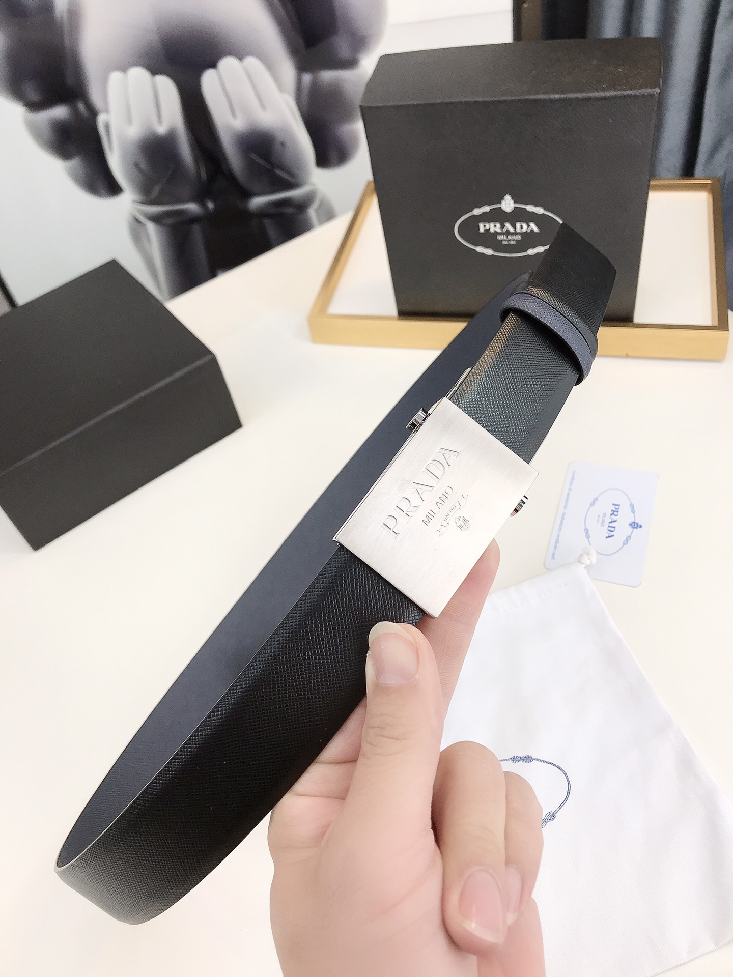 普拉达rada3.5厘米宽的双面穿皮带这款皮带的可拆卸板扣拥有黑色镀钯饰面其上刻有rada徽标正反面皆可