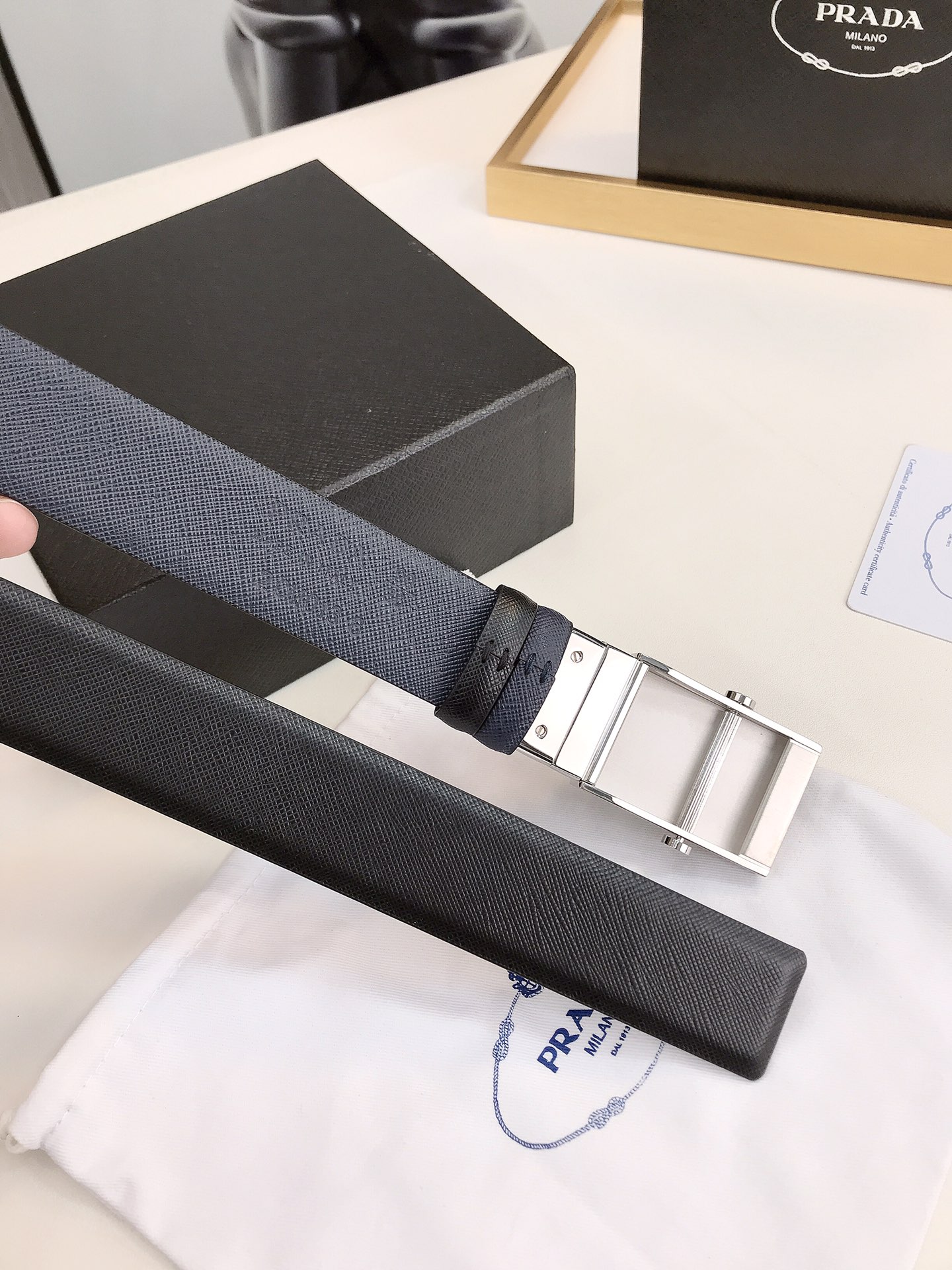 普拉达rada3.5厘米宽的双面穿皮带这款皮带的可拆卸板扣拥有黑色镀钯饰面其上刻有rada徽标正反面皆可