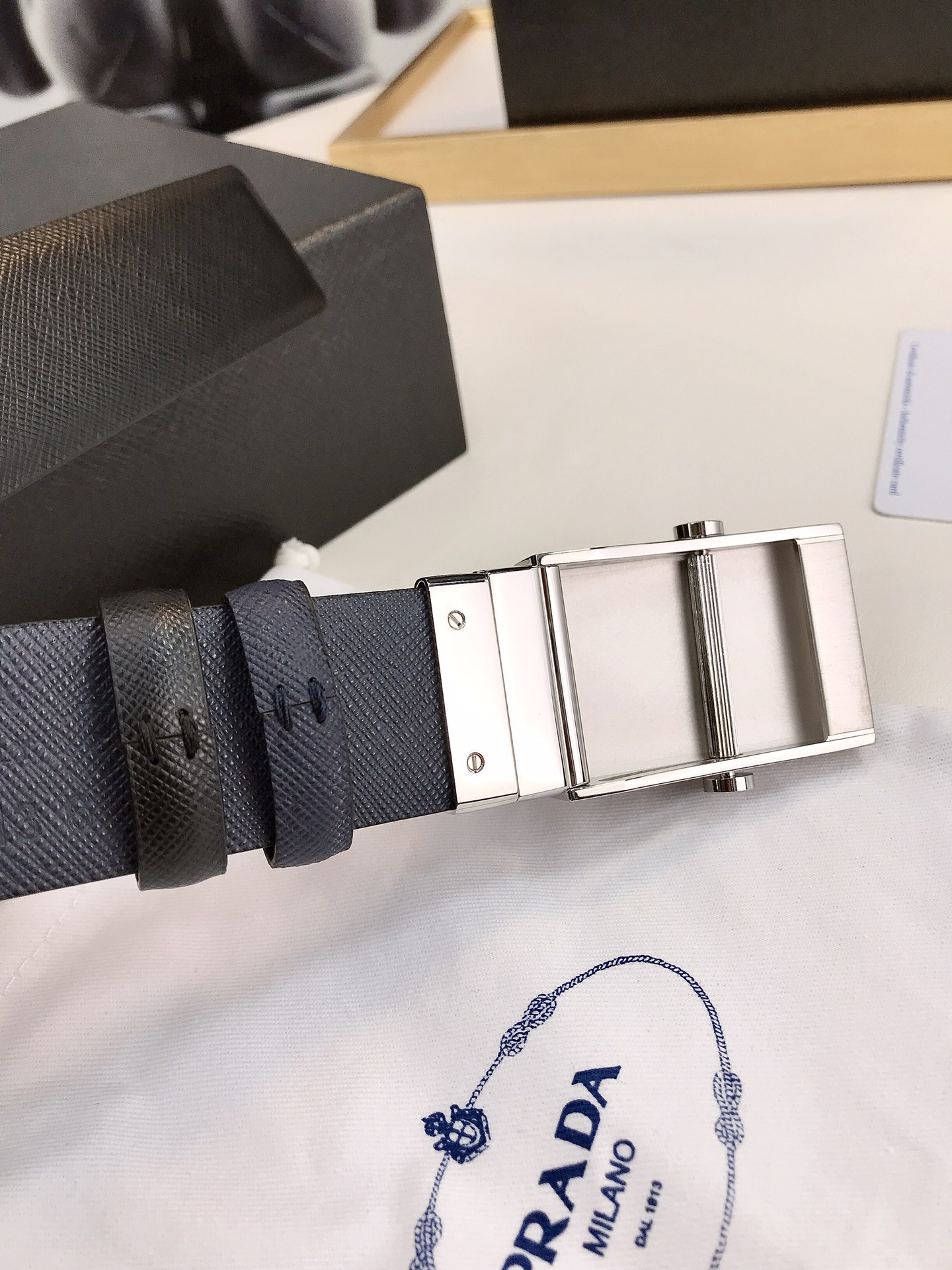 普拉达rada3.5厘米宽的双面穿皮带这款皮带的可拆卸板扣拥有黑色镀钯饰面其上刻有rada徽标正反面皆可