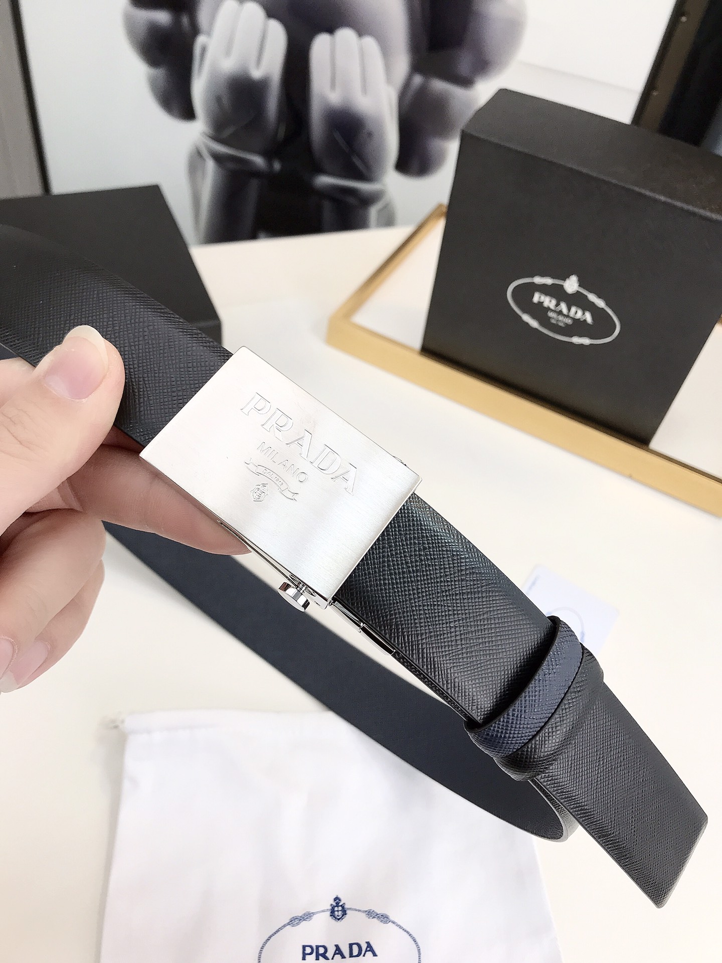 普拉达rada3.5厘米宽的双面穿皮带这款皮带的可拆卸板扣拥有黑色镀钯饰面其上刻有rada徽标正反面皆可