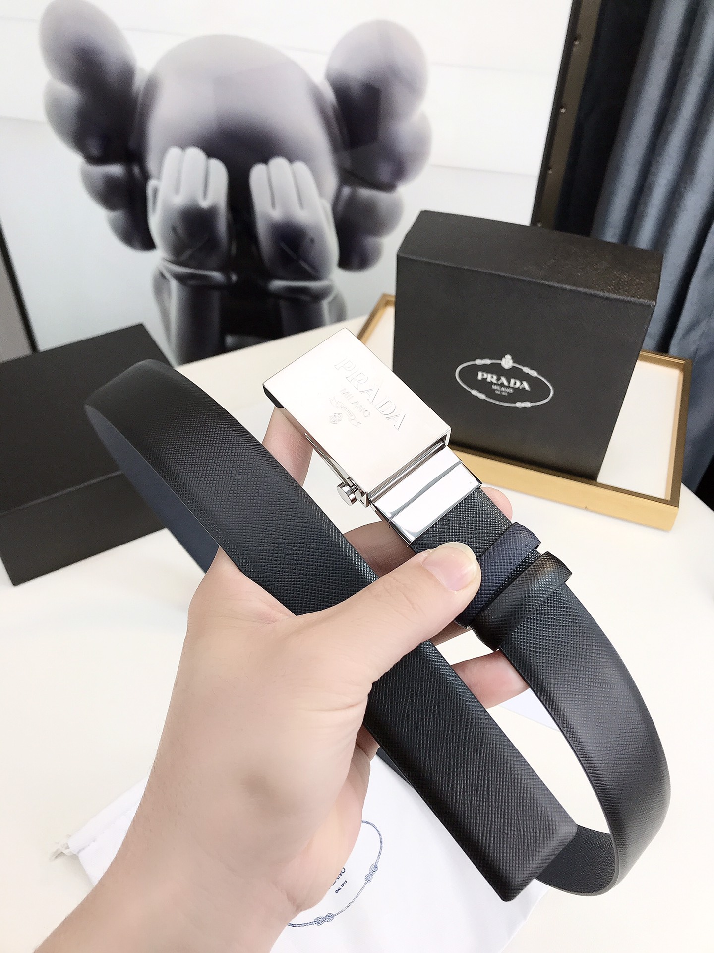 普拉达rada3.5厘米宽的双面穿皮带这款皮带的可拆卸板扣拥有黑色镀钯饰面其上刻有rada徽标正反面皆可