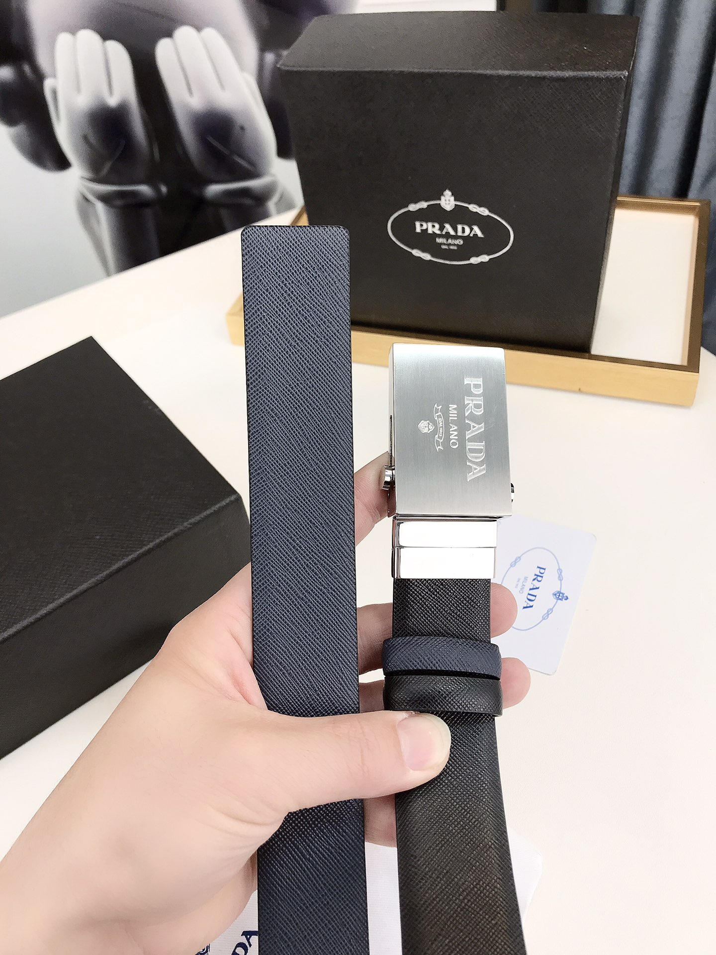 普拉达rada3.5厘米宽的双面穿皮带这款皮带的可拆卸板扣拥有黑色镀钯饰面其上刻有rada徽标正反面皆可