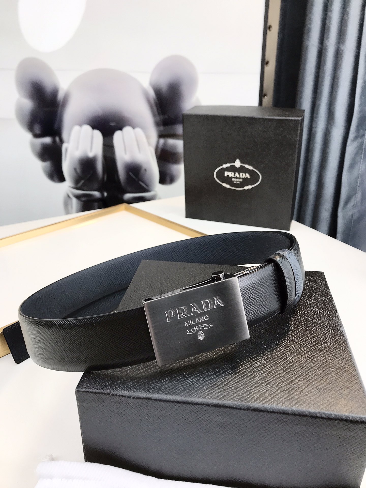 普拉达rada3.5厘米宽的双面穿皮带这款皮带的可拆卸板扣拥有黑色镀钯饰面其上刻有rada徽标正反面皆可