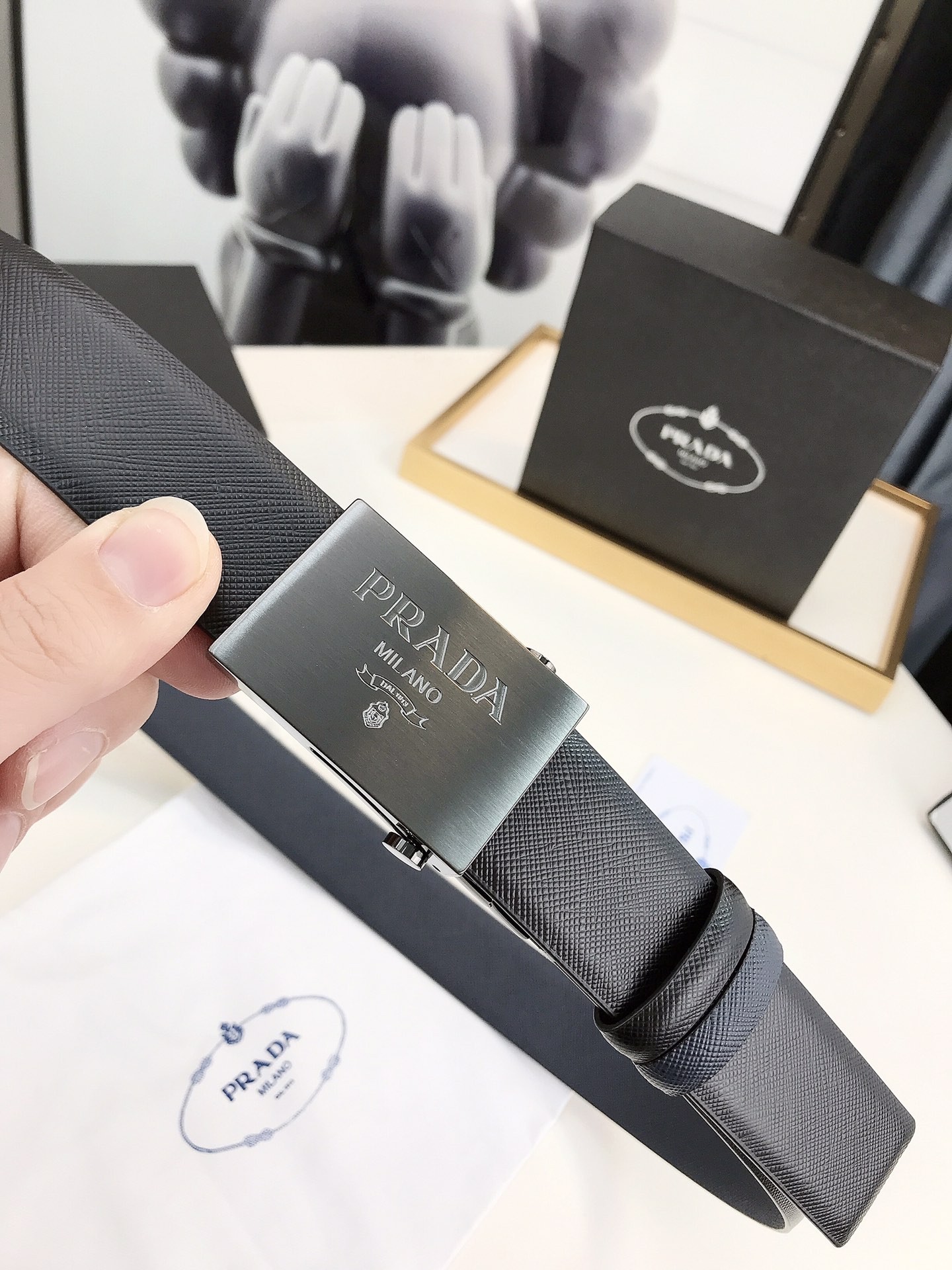 普拉达rada3.5厘米宽的双面穿皮带这款皮带的可拆卸板扣拥有黑色镀钯饰面其上刻有rada徽标正反面皆可