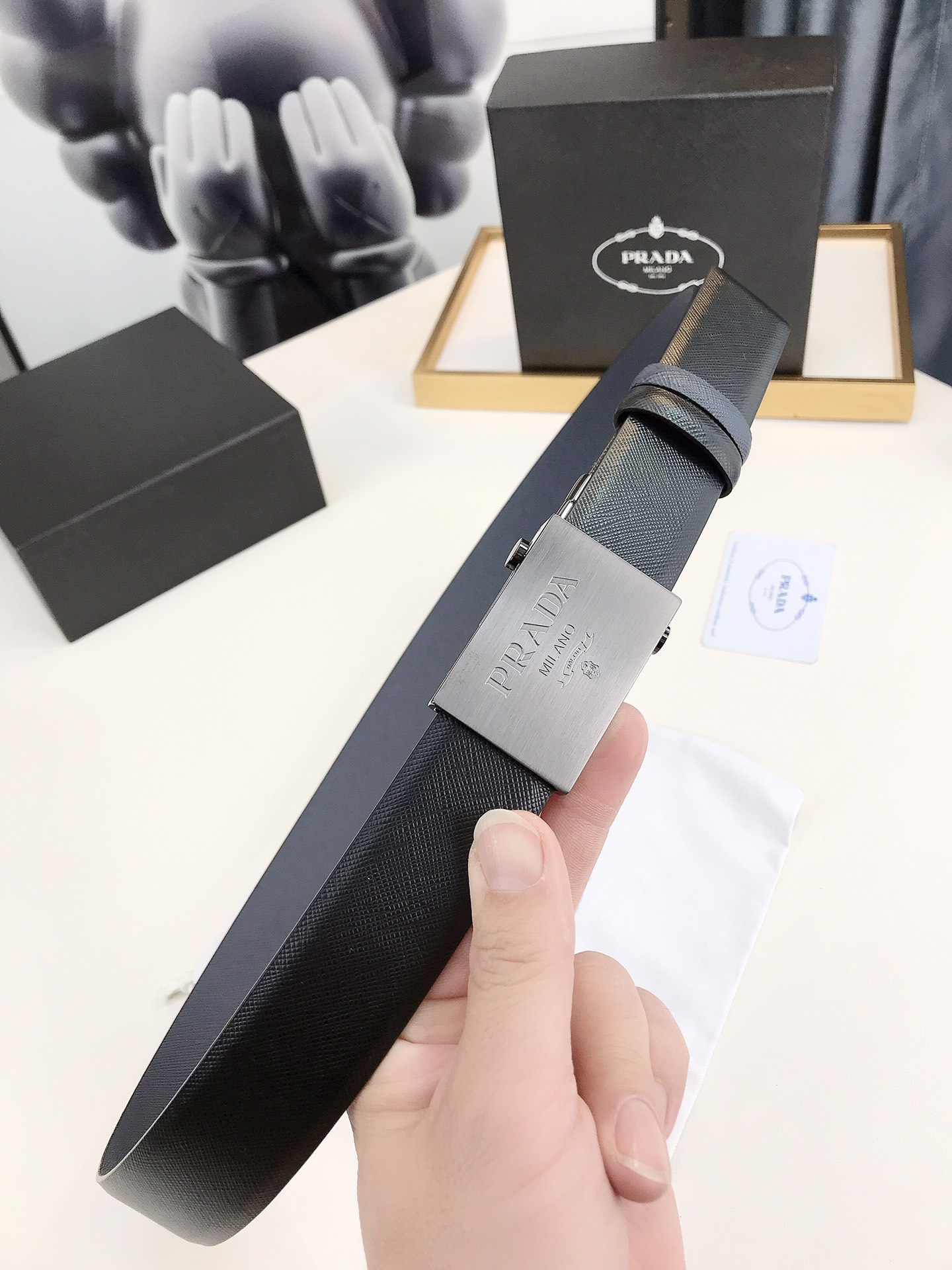 普拉达rada3.5厘米宽的双面穿皮带这款皮带的可拆卸板扣拥有黑色镀钯饰面其上刻有rada徽标正反面皆可