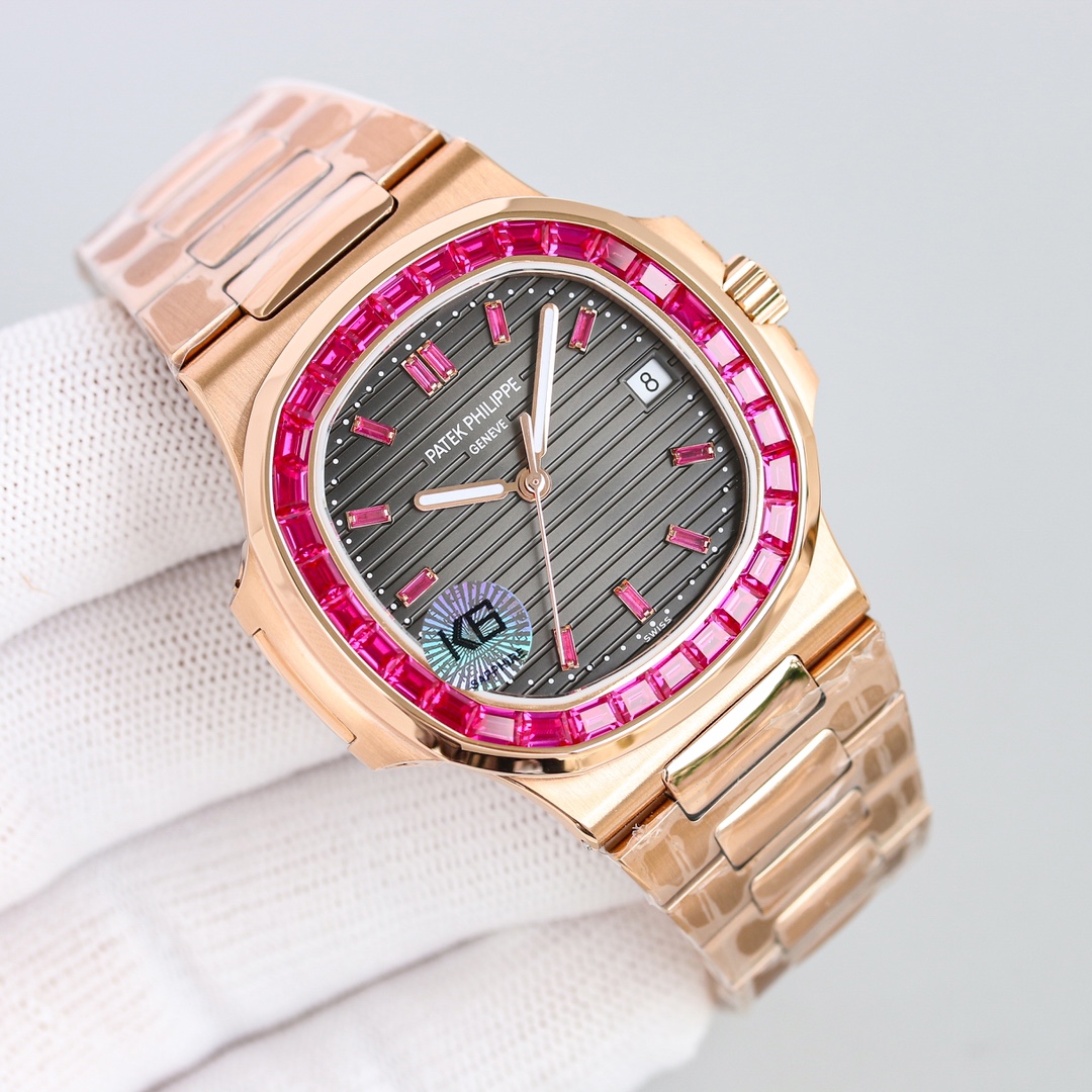 NO:143217,Jewelry, Supreme and Most Expensive - Patek Philippe Nautilus 5711 Diamond-set Limited Edition Series GR factory produces, giving you the most luxurious experience. The perfect combination of stainless steel and diamonds combines gorgeousness and sportiness. Exquisite diamonds are set on the case, reflecting a beautiful light. The blessing of ruby ​​and emerald makes the Nautilus look more elegant. The mirror uses scratch-resistant and bump-resistant sapphire crystal glass. There is a calendar window at 3 o'clock, and it is paired with a classic three-needle design, which will not appear complex and unnecessary. The scale cut by the gems corresponds to the ring, forming a beautiful visual feast. GR spares no effort to restore the authentic Cal.324 movement, which is meticulous in both appearance and performance, perfectly controlling the thickness of the watch head. GR  Factory creates better nautilus, Patek philippe19860909珠光宝气,至尊至贵——百达翡丽鹦鹉螺5711镶钻限量版系列 GR factory出品,给您最奢华的体验 精钢材质和钻石的完美搭配,把华丽感与运动感结合在一起十分巧妙.一颗颗精美的钻石被镶嵌在表壳上,交相辉映出一种美丽的光芒. 红宝石与祖母绿的加持让鹦鹉螺更显优雅气质 镜面采用抗刮花,耐磕碰的蓝宝石水晶玻璃.3点位设有日历窗口,搭配经典的大三针设计,不会显得复杂多余,宝石切割而成的刻度与圈口相呼应,共同组成靓丽的视觉盛宴. GR不遗余力,还原正品Cal.324机芯,无论外观或是性能都是一丝不苟,完美的控制了表头的厚度. GR factory打造更优秀的鹦鹉螺,,patek philippe,Watch