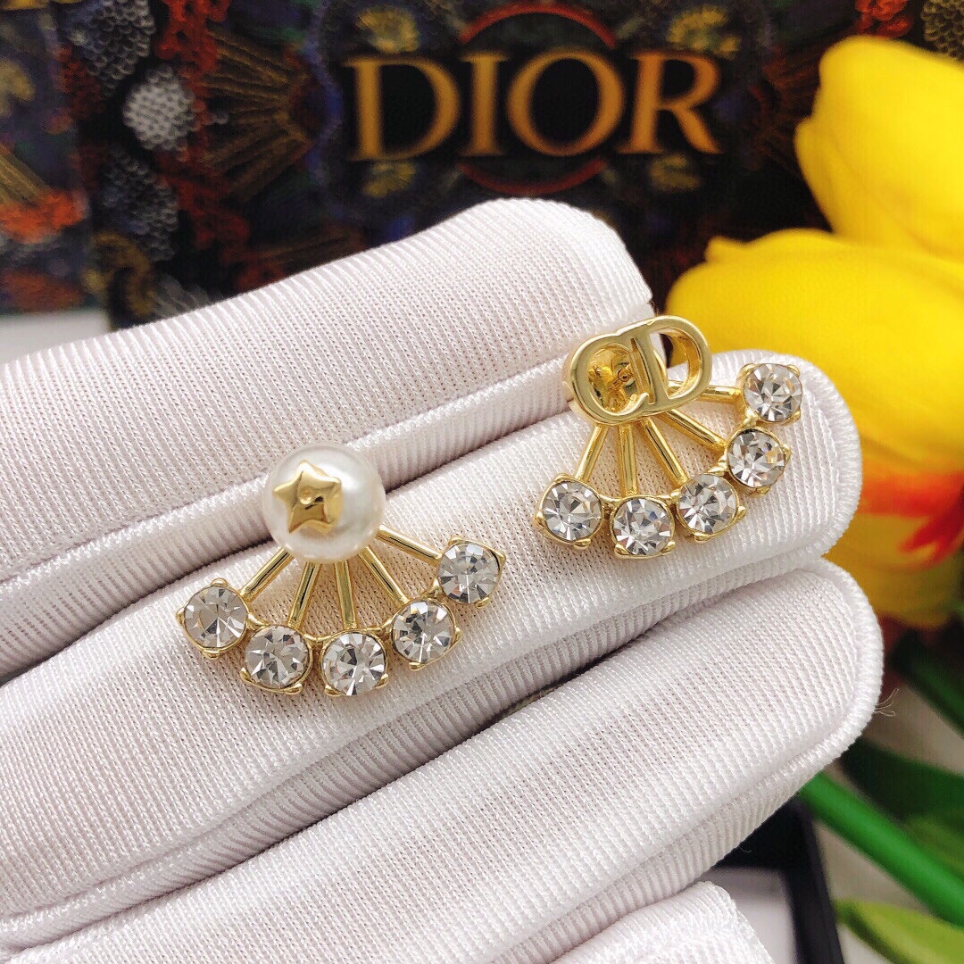 编号DED0139
❤️Dior 迪奥 七镶钻CD珍珠耳钉 专柜新款上市 美得不要不要的 唯美 浪漫 人