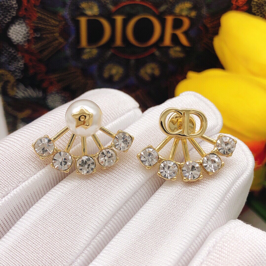 编号DED0139
❤️Dior 迪奥 七镶钻CD珍珠耳钉 专柜新款上市 美得不要不要的 唯美 浪漫 人