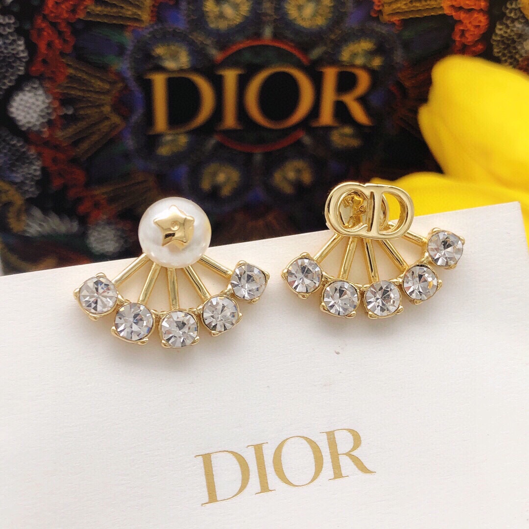 编号DED0139
❤️Dior 迪奥 七镶钻CD珍珠耳钉 专柜新款上市 美得不要不要的 唯美 浪漫 人