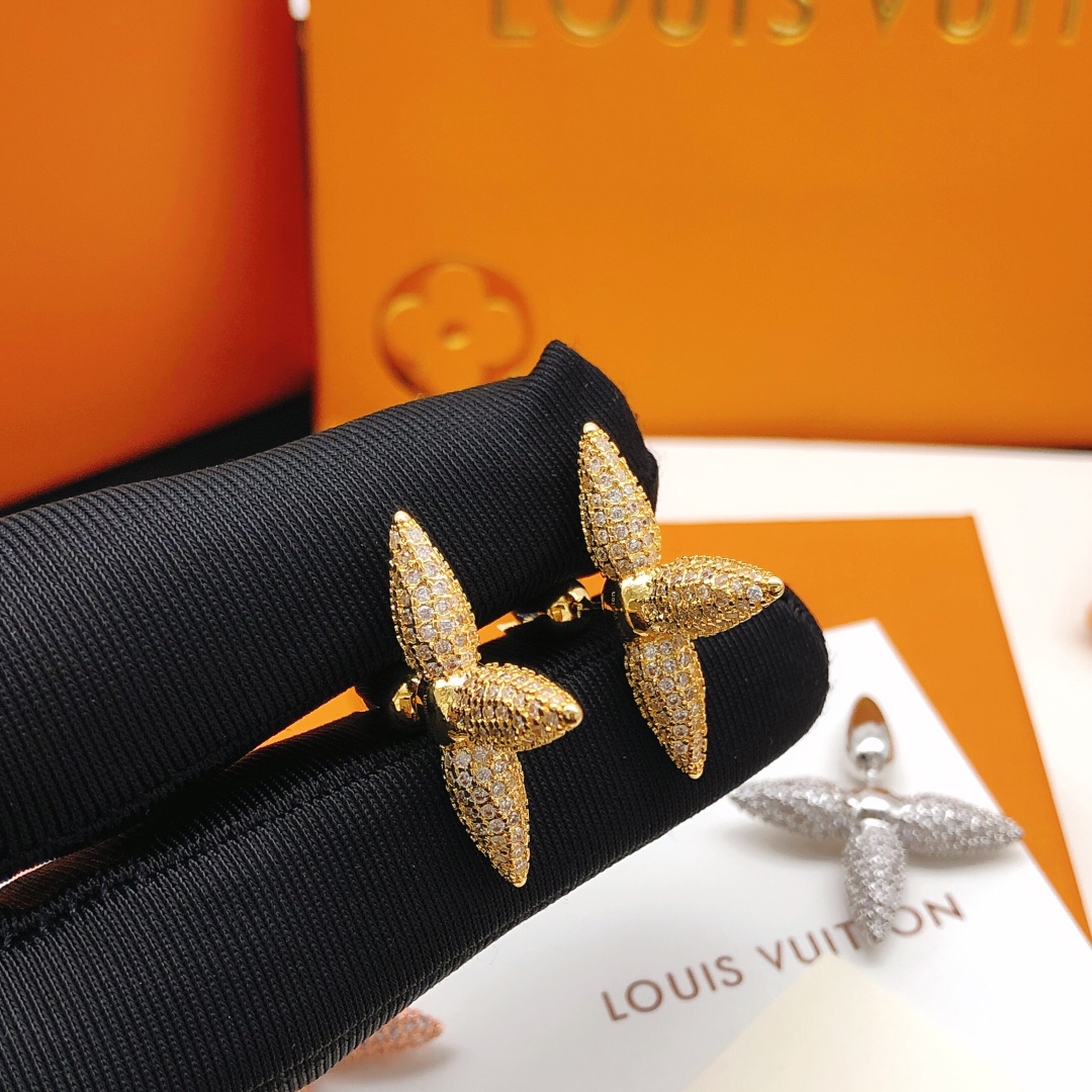 编号LED0002
LV LOUIS VUITTON 时尚星星气质高版本耳钉

