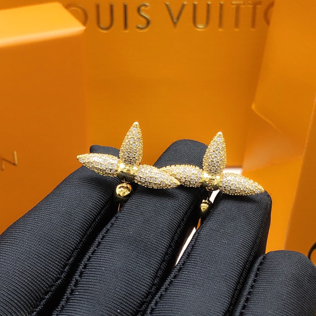 编号LED0002
LV LOUIS VUITTON 时尚星星气质高版本耳钉

