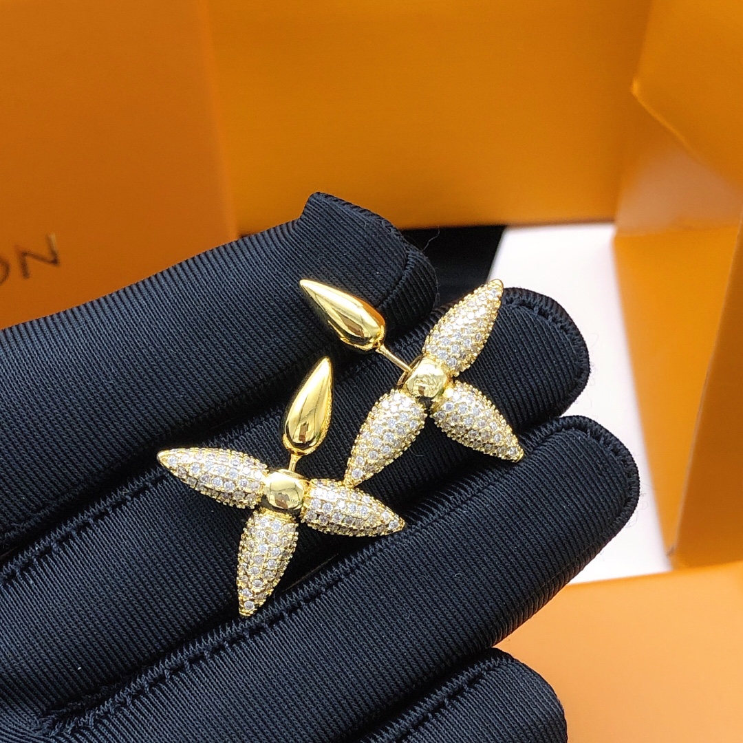 编号LED0002
LV LOUIS VUITTON 时尚星星气质高版本耳钉

