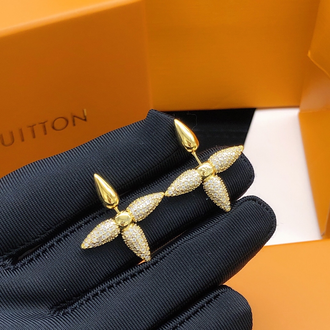 编号LED0002
LV LOUIS VUITTON 时尚星星气质高版本耳钉

