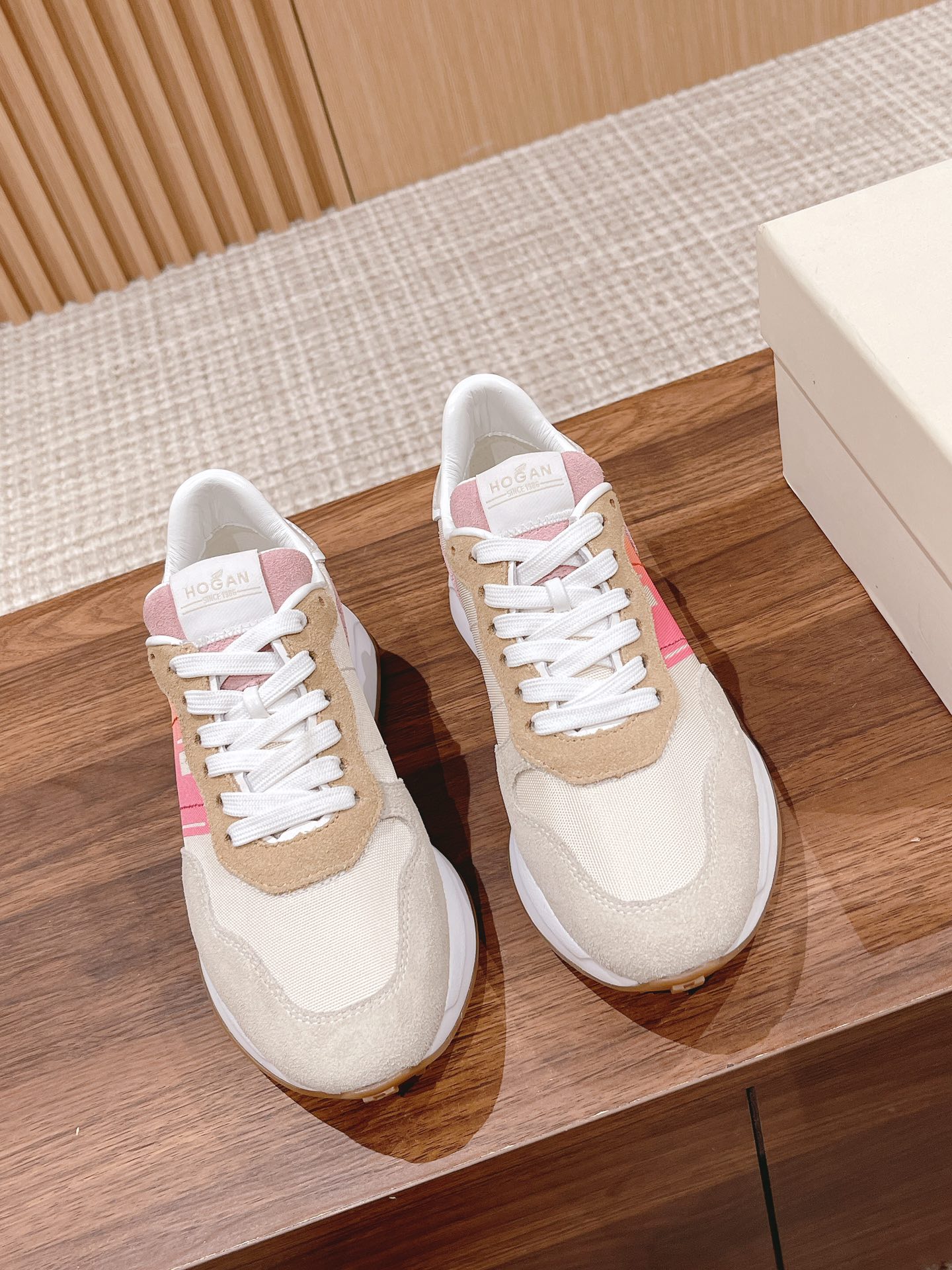 NO:437023,Top version HOGAN Early Spring New H Series Casual Sports Shoes The new overall shoe shape has beautiful lines and dynamic style, integrating different functions into one, the front half is a running shoe design, and the rear half adopts a shell-shaped heel design, making it a unique logo of this shoe. The wavy H logo is perfectly coordinated with the sole, and is wrapped with soft lines. The contrasting color design of the outer contour enhances the styling. This shoe shape offers a combination of Napa leather/suede/shiny leather/fabrics and other materials. The large sole material is two-color lP + rubber combination sole Size 35-40, casual shoes/sports shoes, loro piano, sneakers19860909顶级版本 HOGAN 早春新款H系列休闲运动鞋 全新整体鞋型线条优美且具动感,将不同功能的鞋身部分融合为一体前半部分是跑鞋设计,后半部分采用贝壳状鞋跟设计,使之成为此款鞋的独特标志.波浪形H标志与鞋底完美相协调,且包裹有柔和线条,外轮廓的撞色设计增强了造型感. 此款鞋型提供纳帕革/绒面革/亮面革/织物等多种材质组合 大底材质双色lP＋橡胶组合底 码数 35-40,休闲鞋/运动鞋,loro piana,sneakers,Women's Shoes