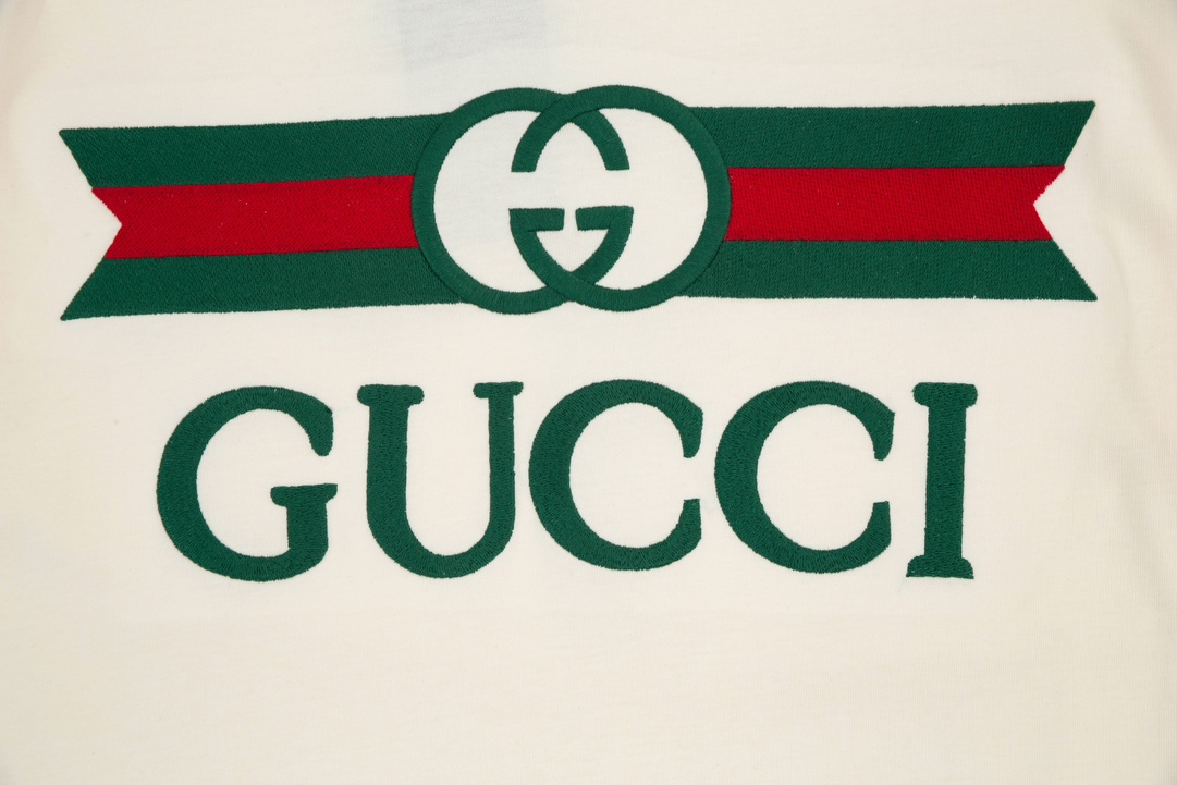 170 Gucci 古驰 饰互扣Gucci标识超大造型刺绣短袖T恤