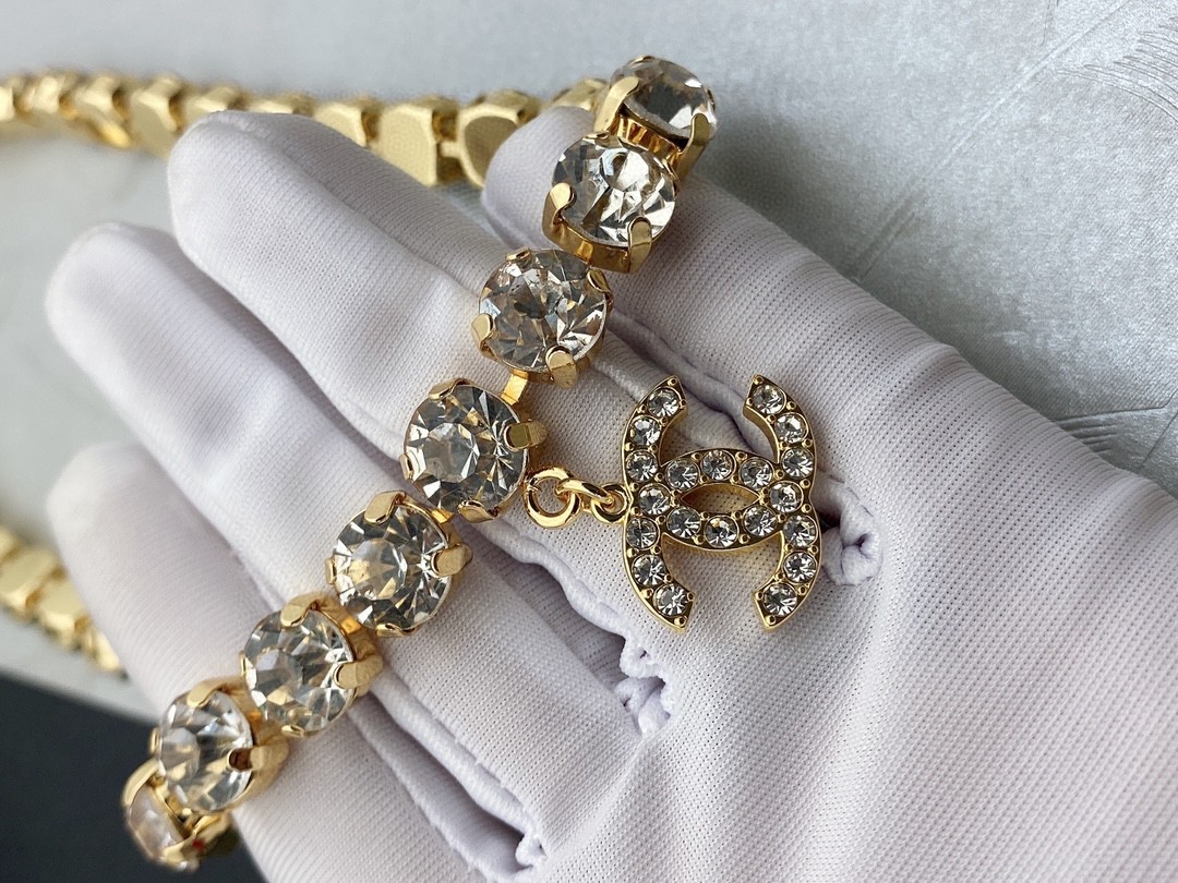 Chanel新款水晶项链一致黄铜材质