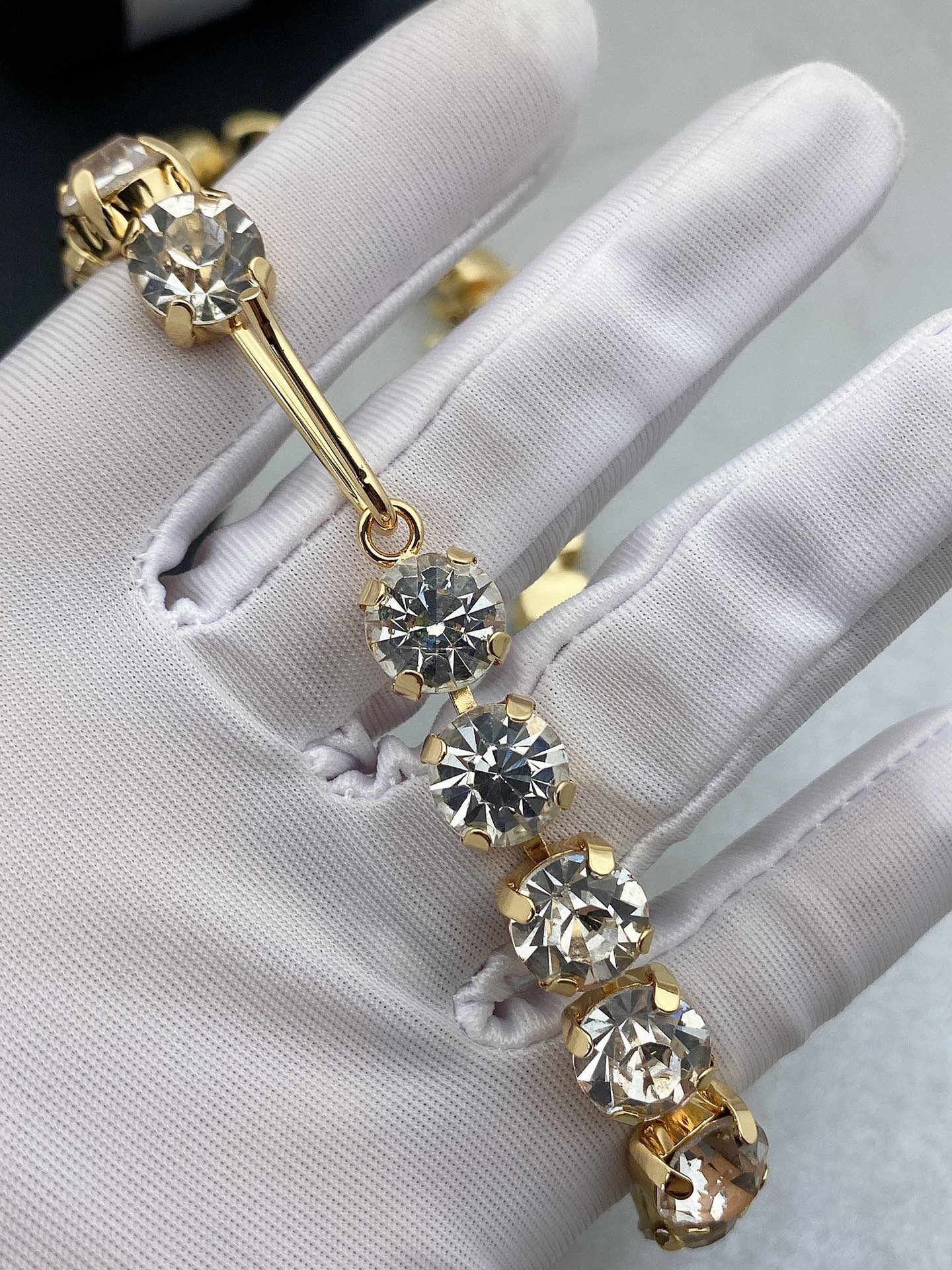 Chanel新款水晶项链一致黄铜材质