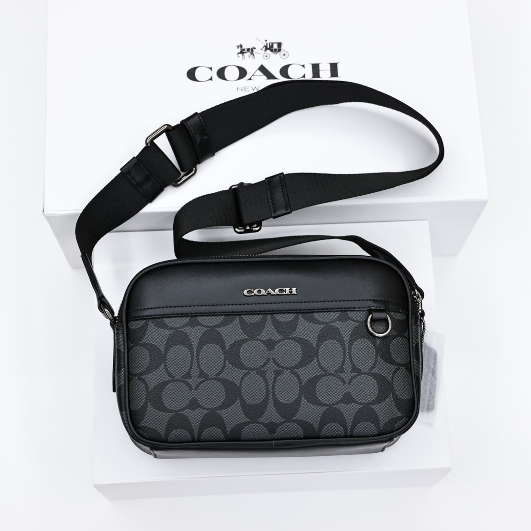 蔻驰相机包💰230(顶级原单) 经典标志Graham相机包,极简的外观设计,让整个包充满设计感,更加棱角分明,双拉链隔层,进口牛皮拼接,经典双C涂层帆布,都市硬核青年风。 规格:23*15*7cm