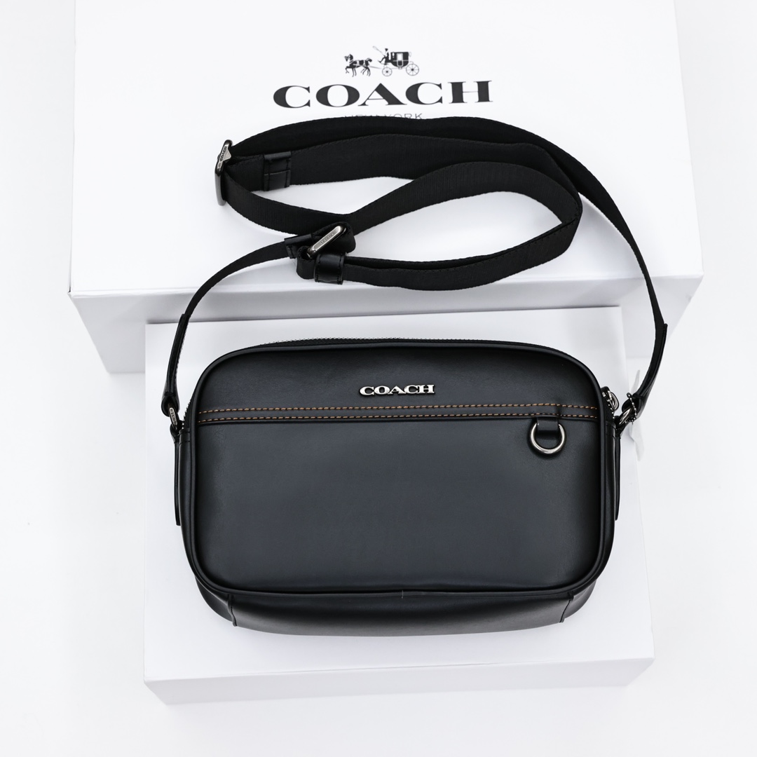 蔻驰相机包💰230(顶级原单) 经典标志Graham相机包,极简的外观设计,让整个包充满设计感,更加棱角分明,双拉链隔层,进口牛皮拼接,都市硬核青年风。 规格:23*15*7cm