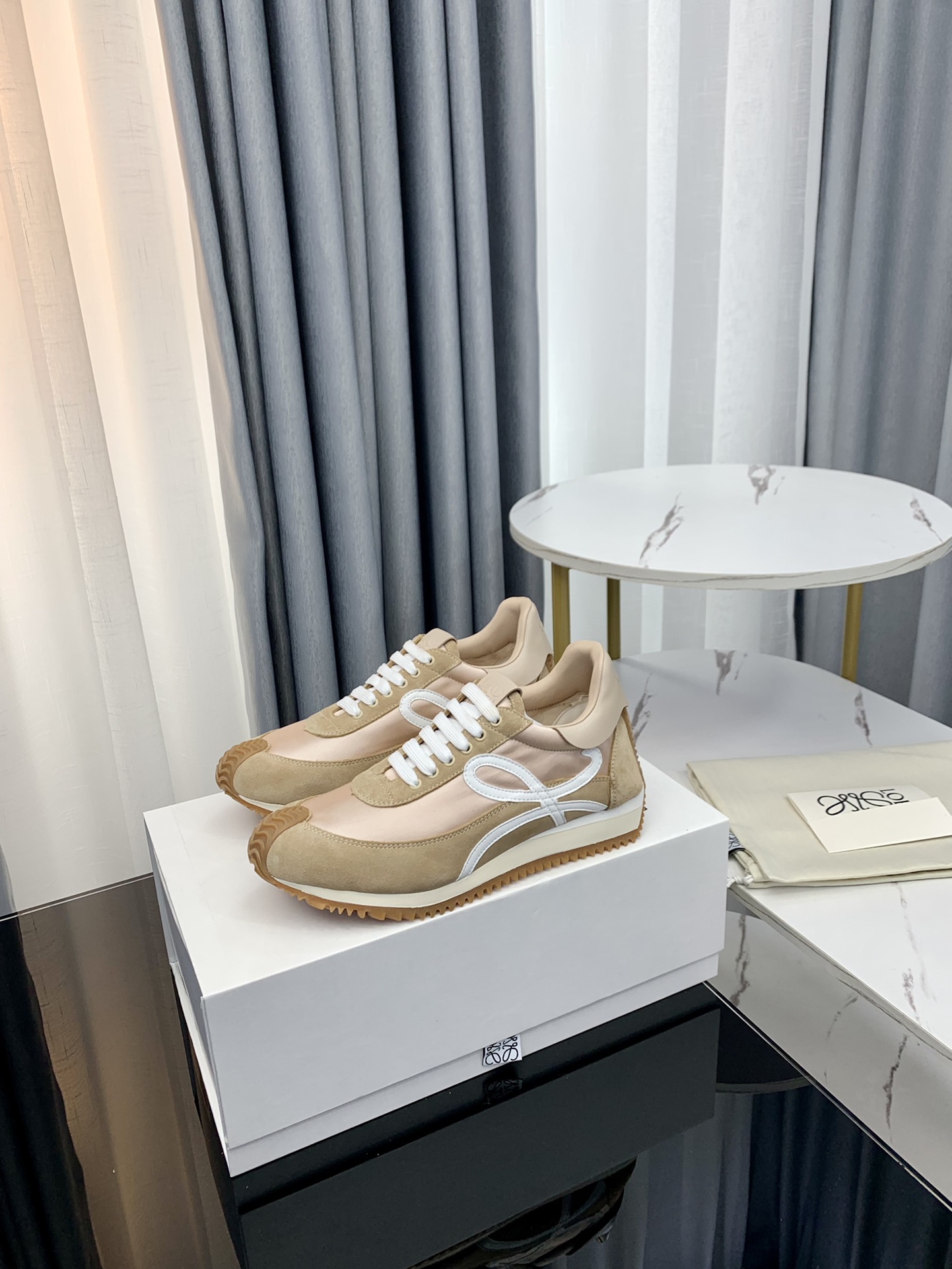 NO:629317,'Exclusive top version' Long-term production of LOEWE's latest color matching moral training series [couples' moral training shoes] The fastest purchase of the original development on the entire network, wear for several years, super classic series, the favorite check-in shoes of Internet celebrities, the fastest shipment, exclusive original version one to one mold opening, all materials and details are the same as the zp original version, please look for the highest version on the market... Fabric: Cow sheepskin down cloth, lining: sheepskin  Feet: cowhide injection molded into raised feet. Outsole: original molded multi-layer combination non-slip and wear-resistant sole. Packaging: original full set of packaging. Code number: 35-40 for women and 39-45 for men (40 for women and 45 for men. Returns and exchanges are not supported). Color: Official website updated simultaneously, casual shoes/sports shoes, loewe, loewe, sneakers, down jacket, cowhide, sheepskin.19860909《独家顶级版本》 长期做货 LOEWE罗意威德最新配色德训全系列【情侣款代德训鞋】 全网最快购入原版开发,穿几年不过时的,超级经典系列,网红最热爱的打卡神鞋,最快出货,独家原版一比一开模,所有材料,细节根zp原版无差别,请认准高市场上最高版本…… 面料:牛猄羊皮羽绒布搭配 内里:羊皮 垫脚:牛皮注塑成增高型垫脚 大底:原版开模多层组合防滑耐磨底 包装:原版全套包装 码数:女35-40男39-45（女40.男45.不支持退换） 颜色:官网同步更新,休闲鞋/运动鞋,loewe,loewe,sneakers,down jacket,cowhide,sheepskin,Women's Shoes