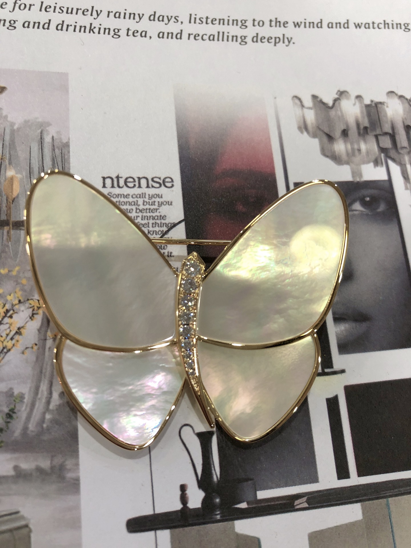 NO:633320,VCA white mother-of-pearl and gray mother-of-pearl butterfly purchased from Z and developed with perfect details, natural stone, thick gold plating, advanced version 88300, Cardia high-end jewelry19860909VCA白母贝和灰母贝蝴蝶 购Z开发 细节完美 天然石 电镀厚金 高级版本88300,,卡迪亚高端饰品,Jewelry