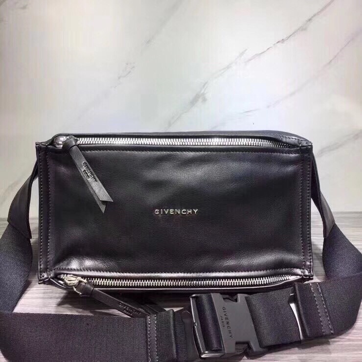 GIVENCHY纪梵希男款斜挎胸包/单肩包皮料size30x15x12cm背腻了双肩包那就试试它吧小巧轻