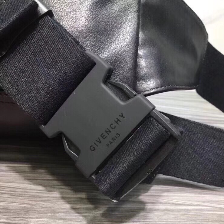 GIVENCHY纪梵希男款斜挎胸包/单肩包皮料size30x15x12cm背腻了双肩包那就试试它吧小巧轻